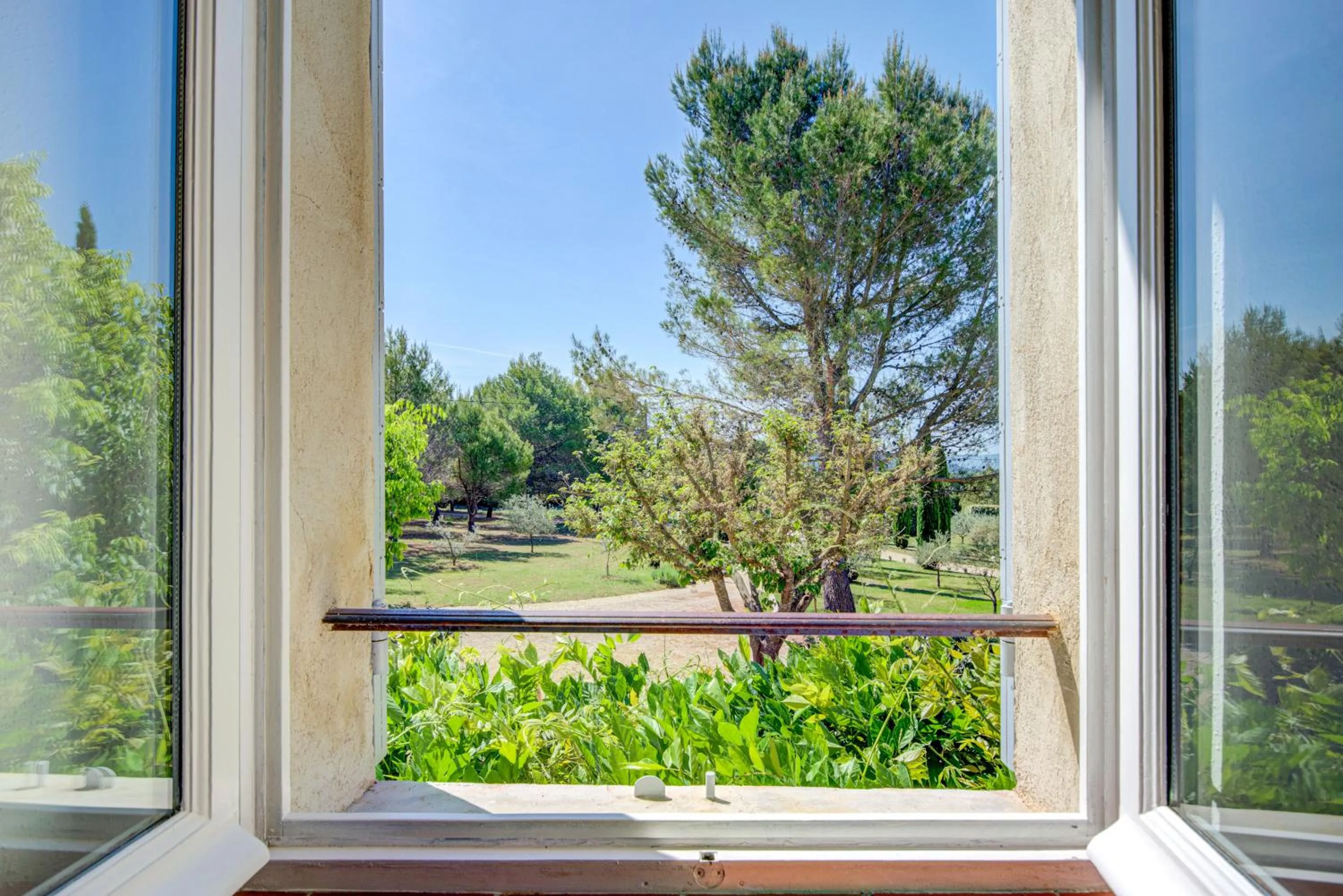 Garden view in Les Chambres du Perussier