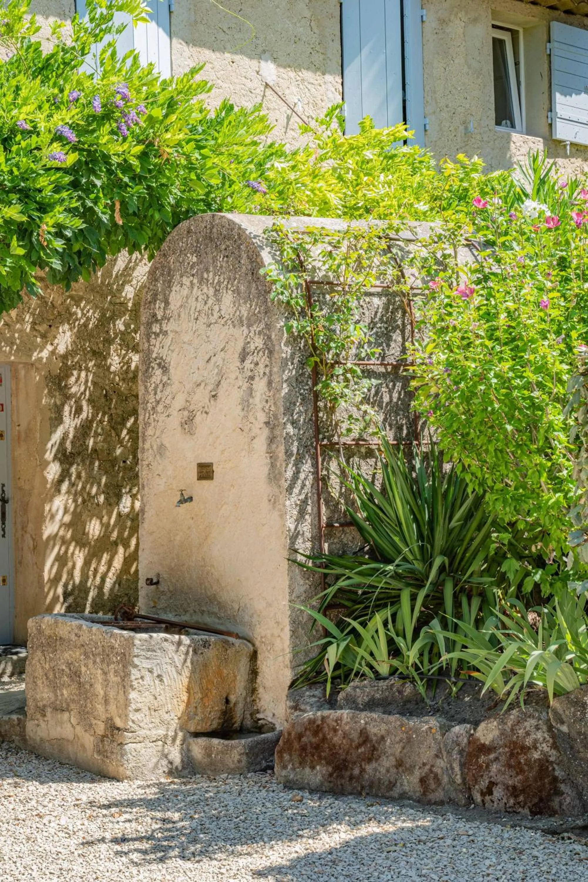 Facade/entrance in Les Chambres du Perussier