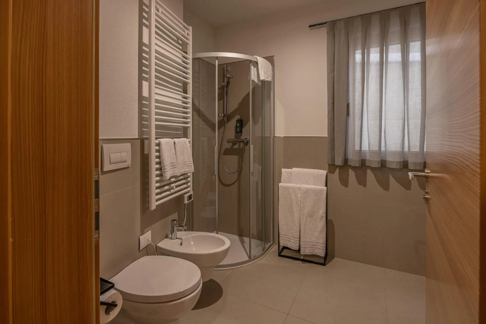 Shower in Giallo Dolomiti Wellness