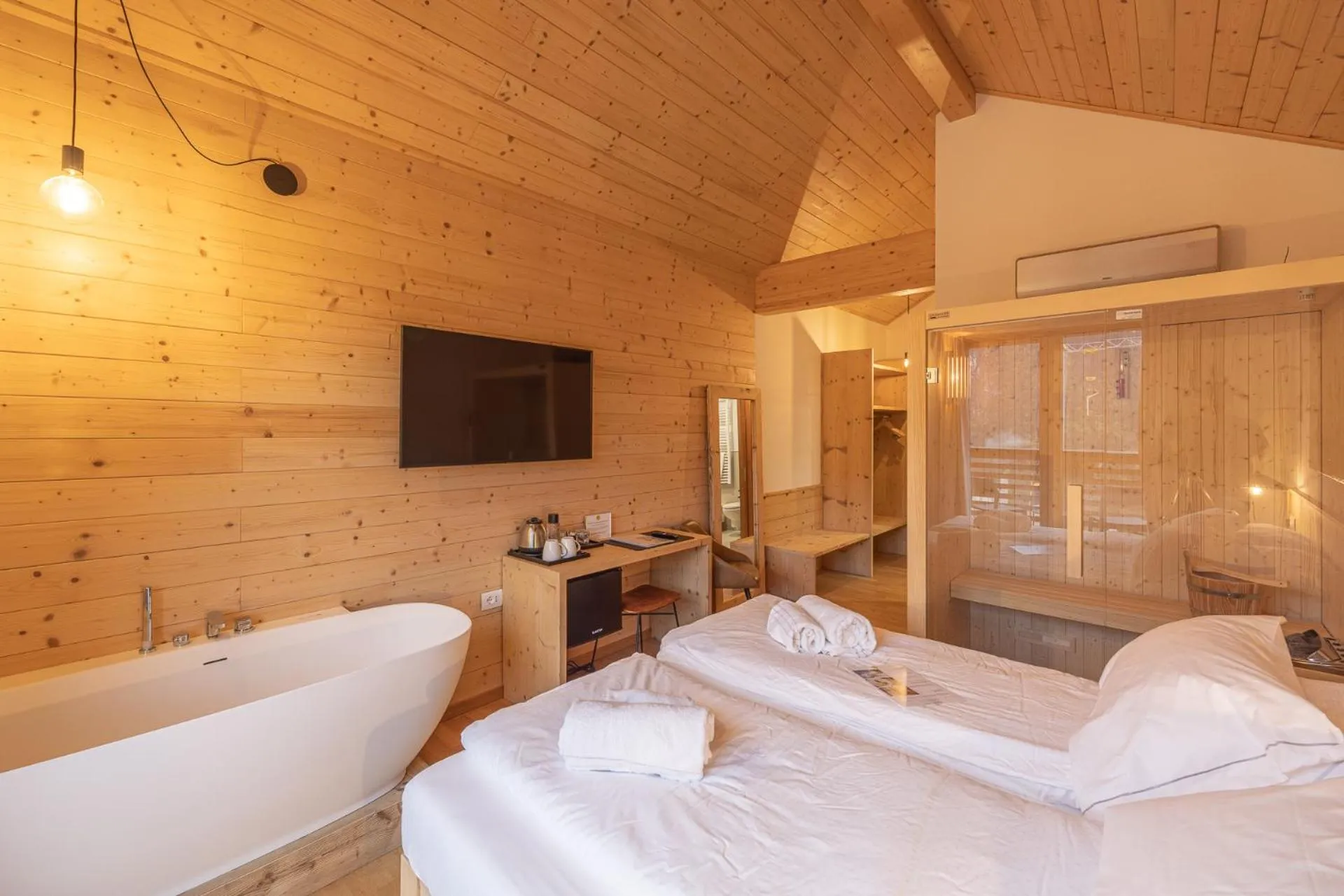 Hot Tub, Bed in Giallo Dolomiti Wellness