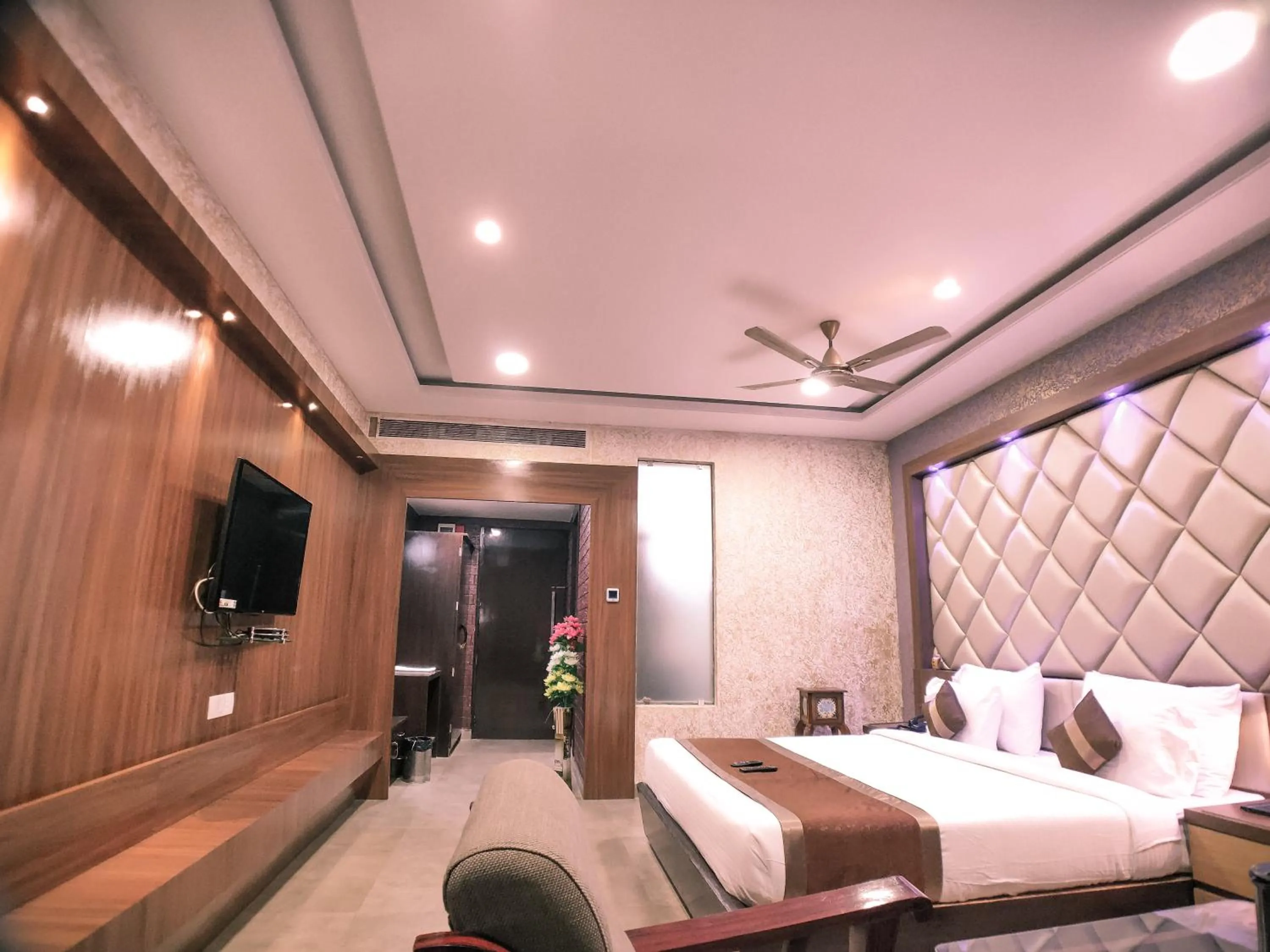 Photo of the whole room, Bed in Hotel Vishnu Empire