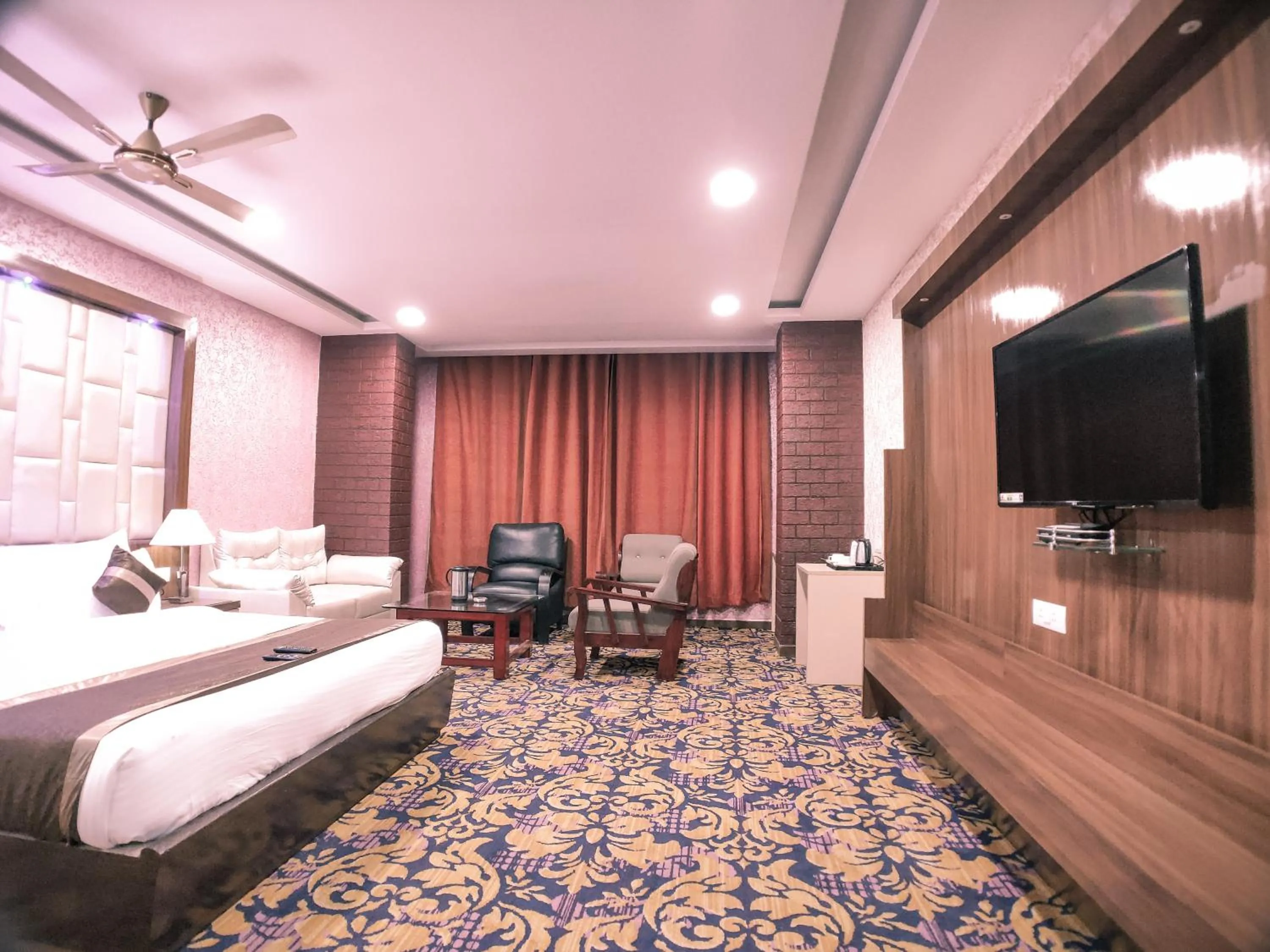 Photo of the whole room, Bed in Hotel Vishnu Empire