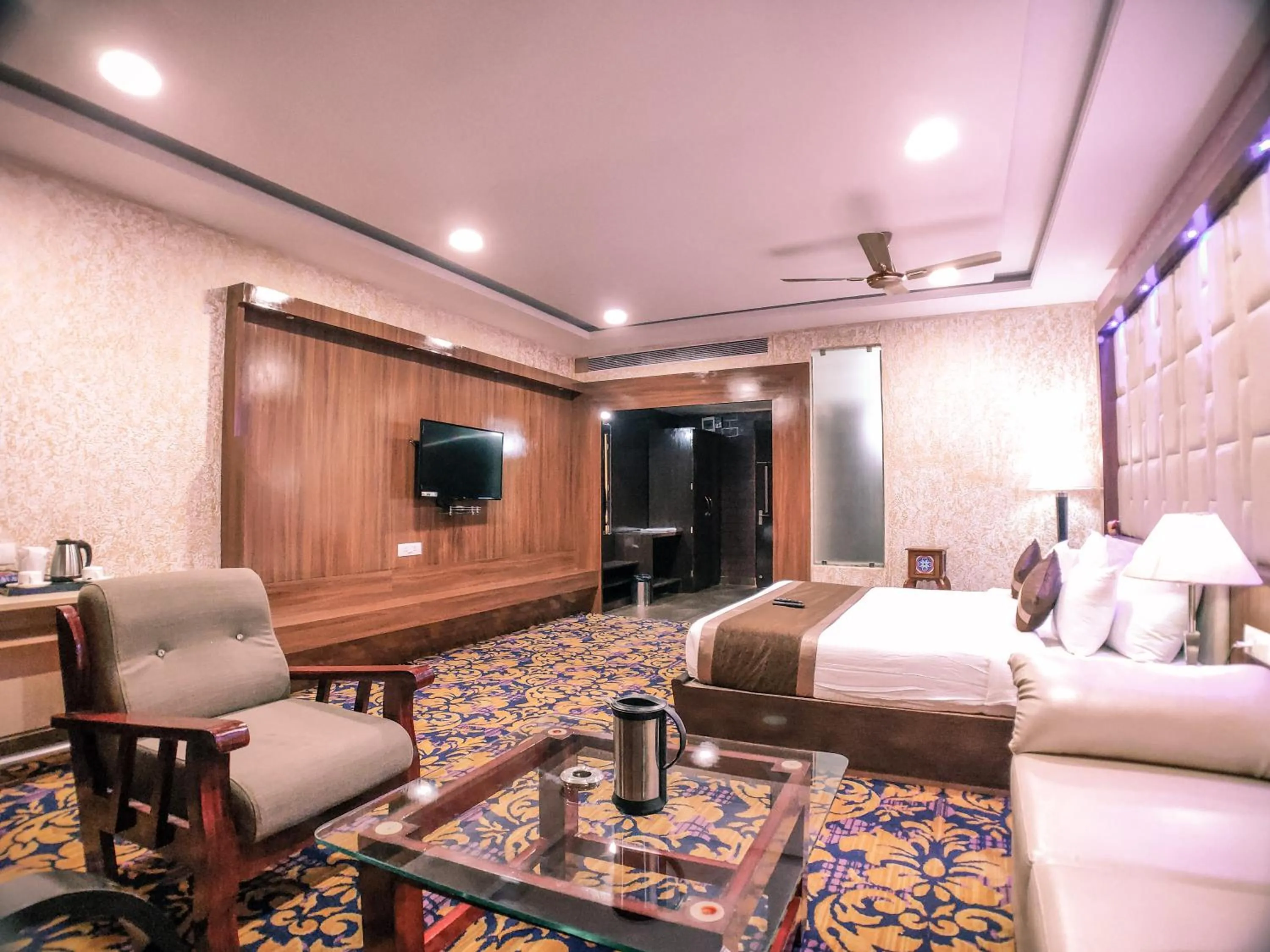 Photo of the whole room, Bed in Hotel Vishnu Empire