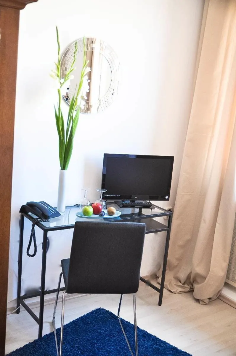 TV and multimedia in bensons hotel