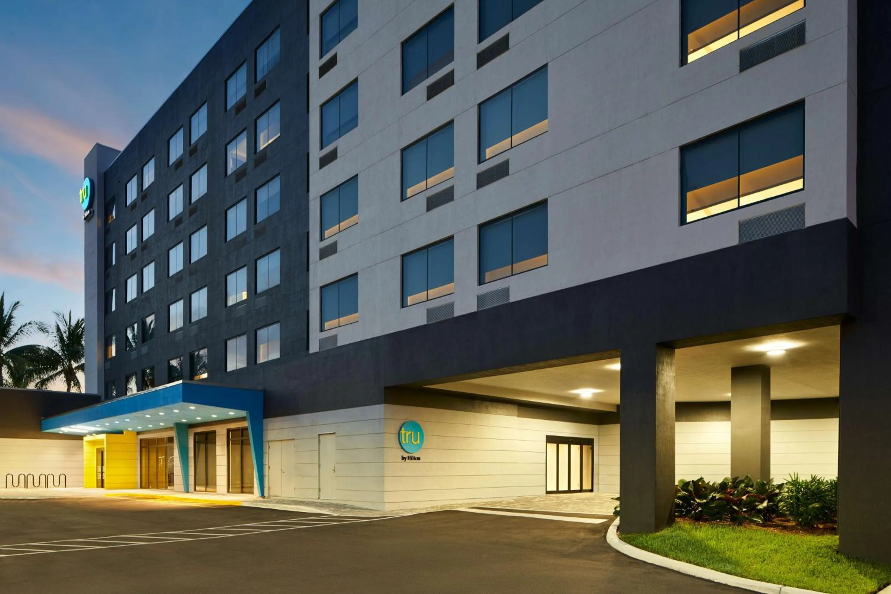 Property building in Tru By Hilton Ft Lauderdale Airport