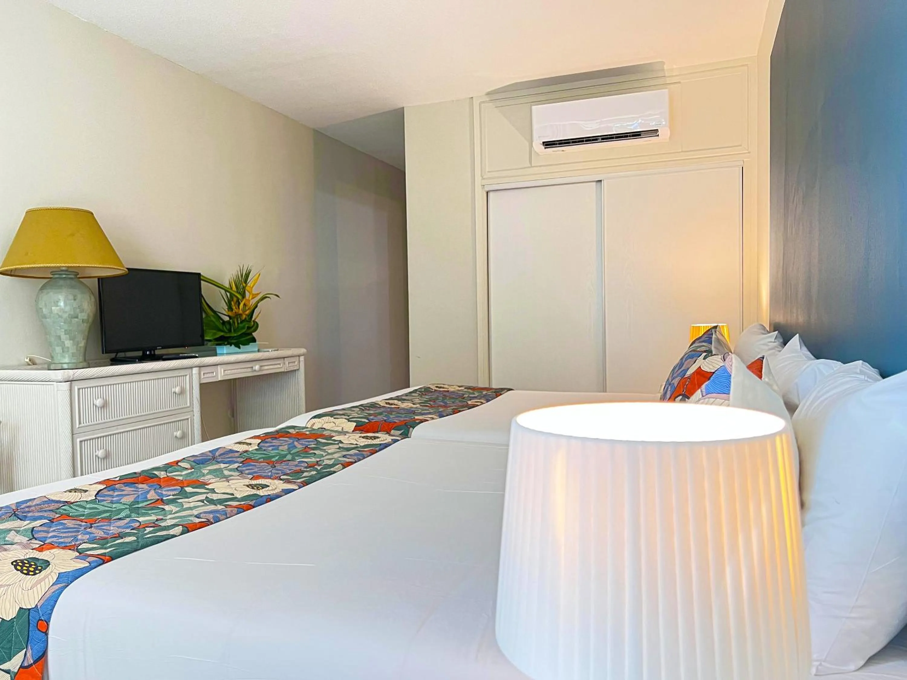 TV and multimedia, Bed in Karibea Squash Hôtel