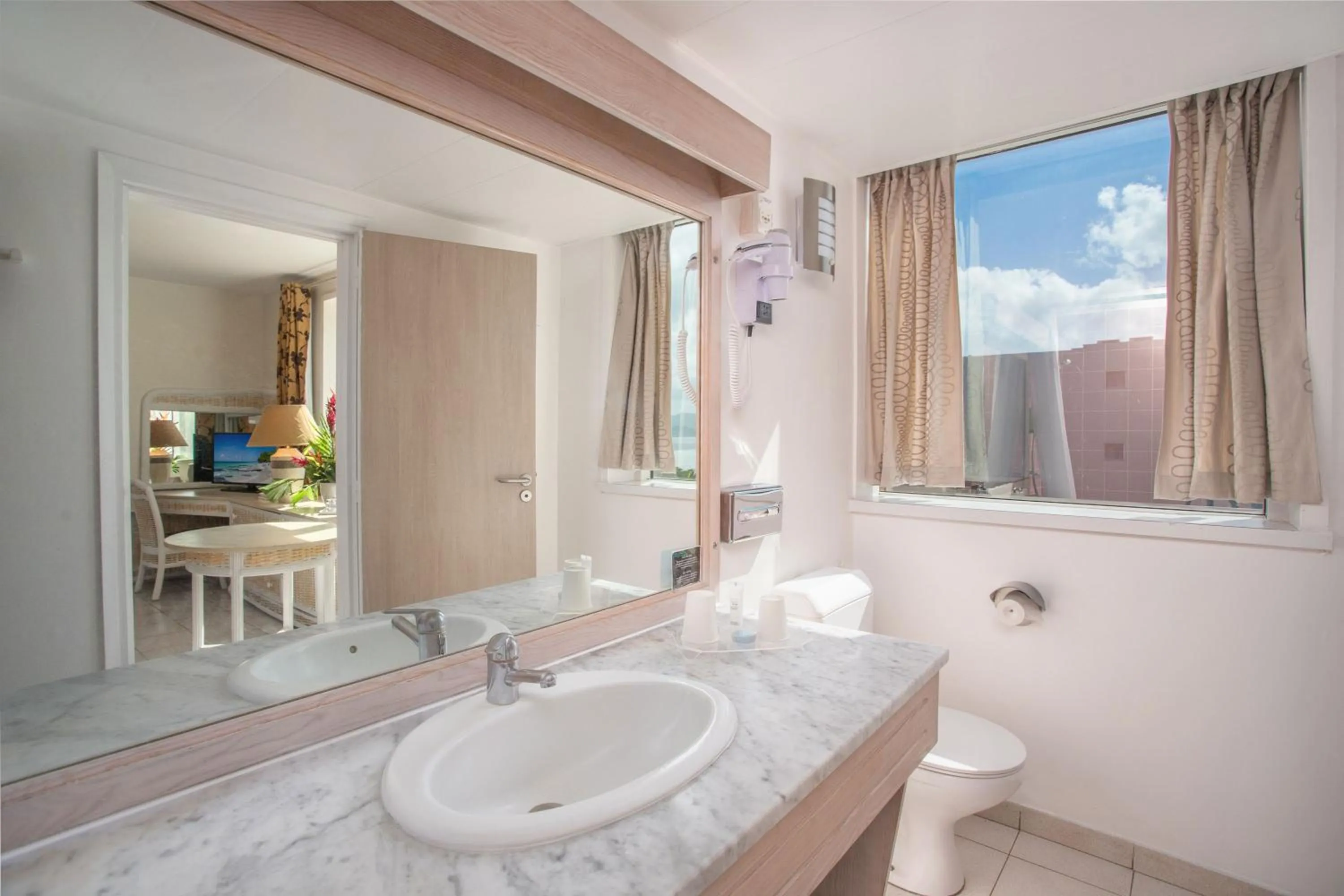 Toilet in Karibea Squash Hôtel