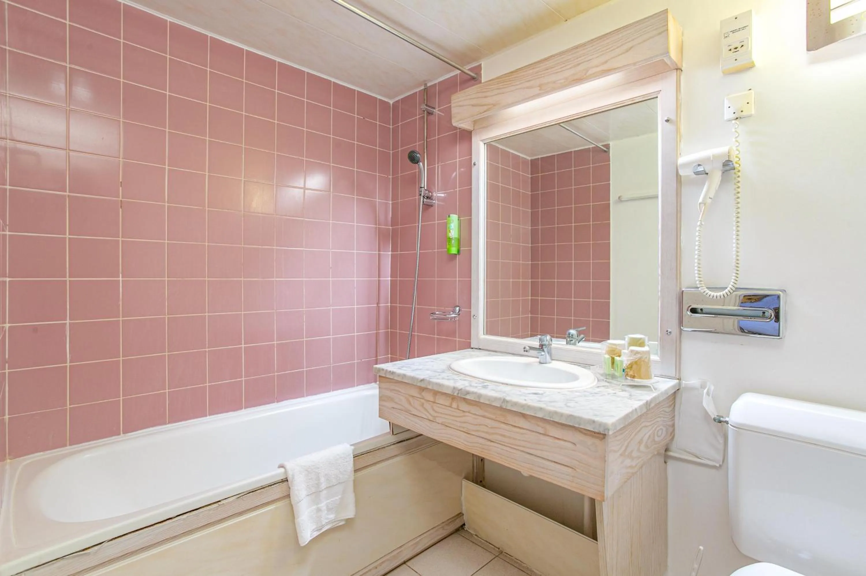 Toilet in Karibea Squash Hôtel