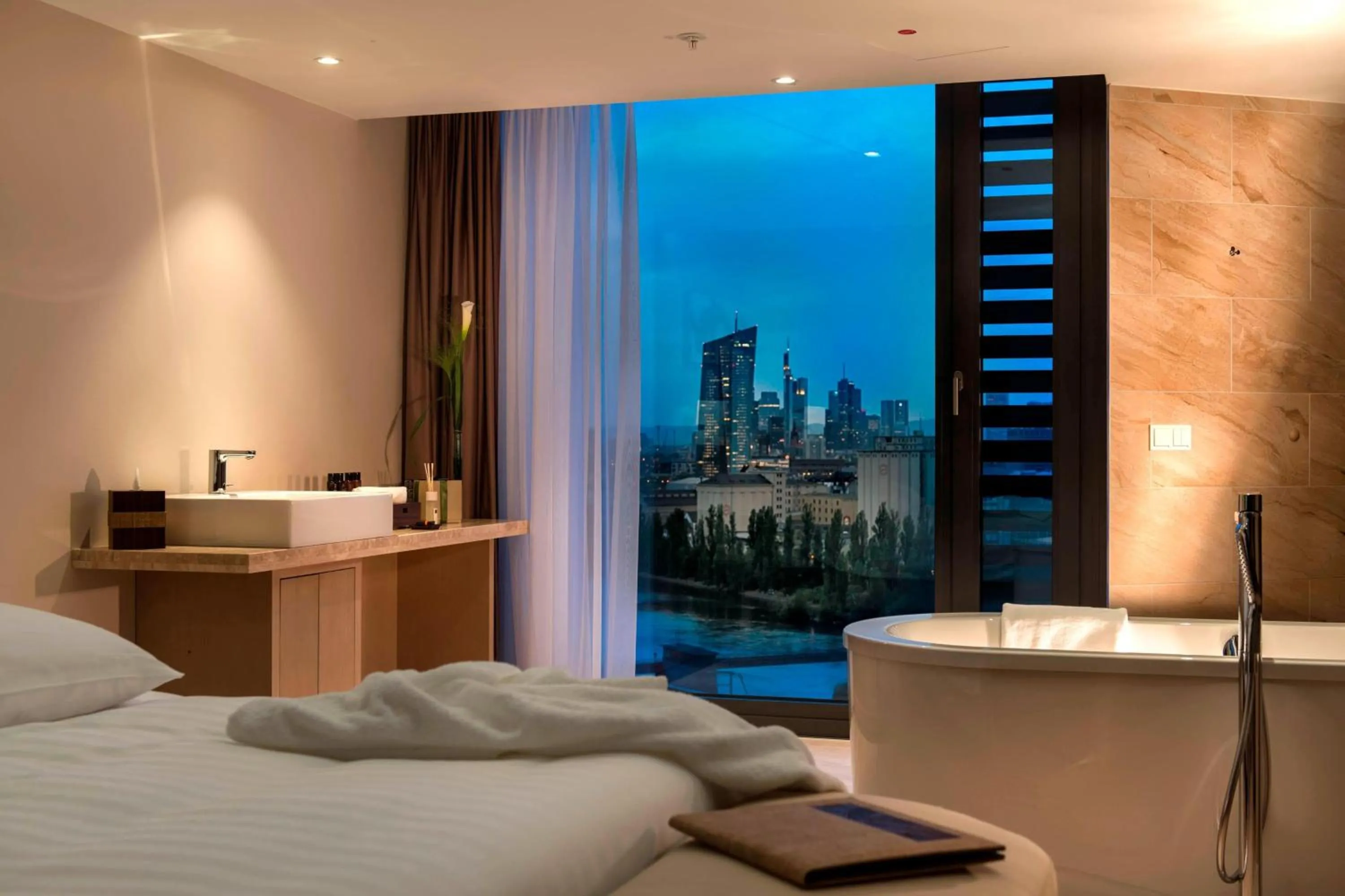 Photo of the whole room, Bed in Delta Hotels by Marriott Frankfurt Offenbach