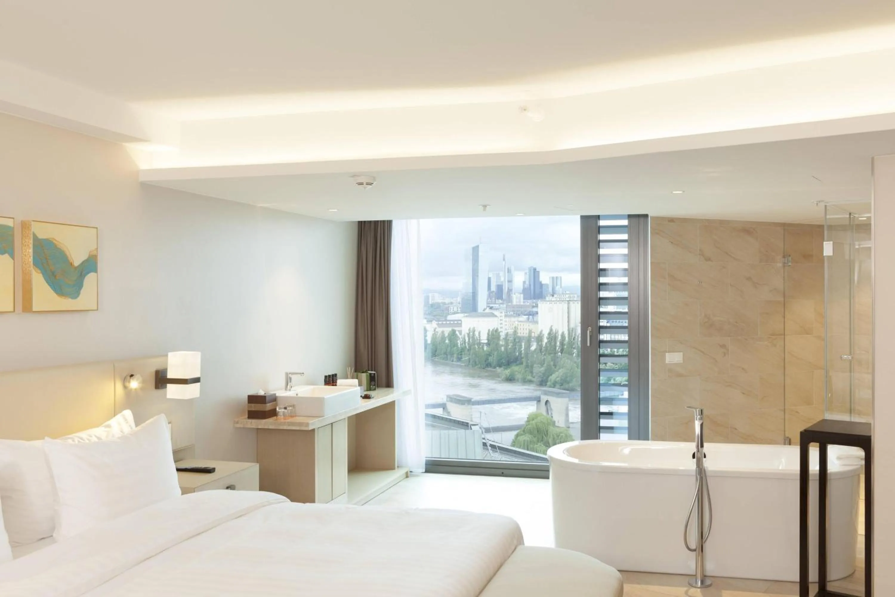 Photo of the whole room, Bed in Delta Hotels by Marriott Frankfurt Offenbach