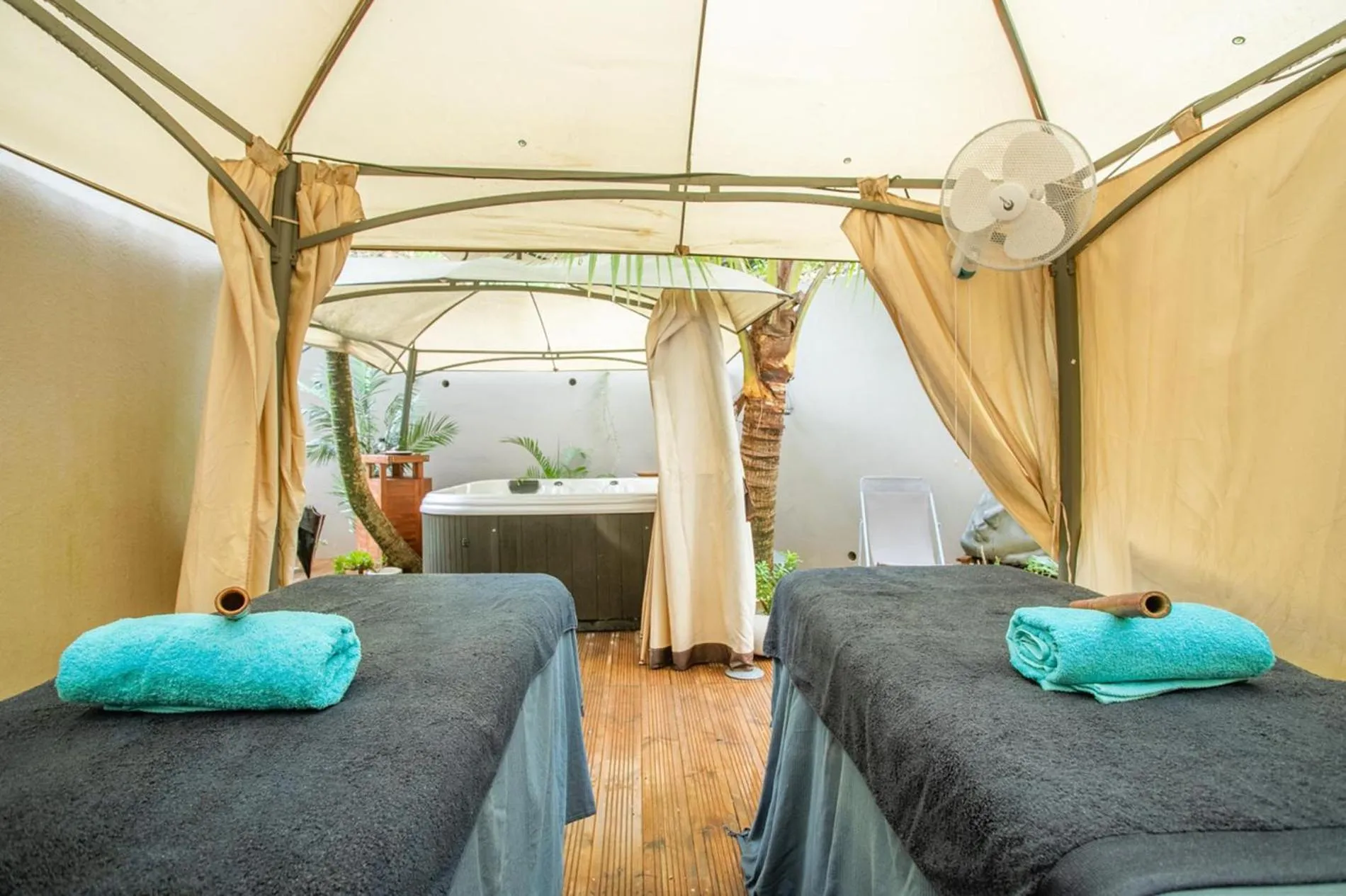 Hot Tub, Bed in Karibea La Valmenière Hôtel