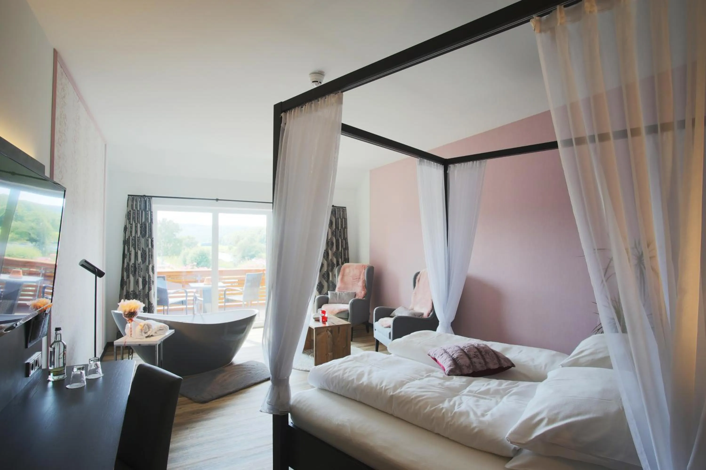 Photo of the whole room, Bed in Hotel Grohnder Fährhaus