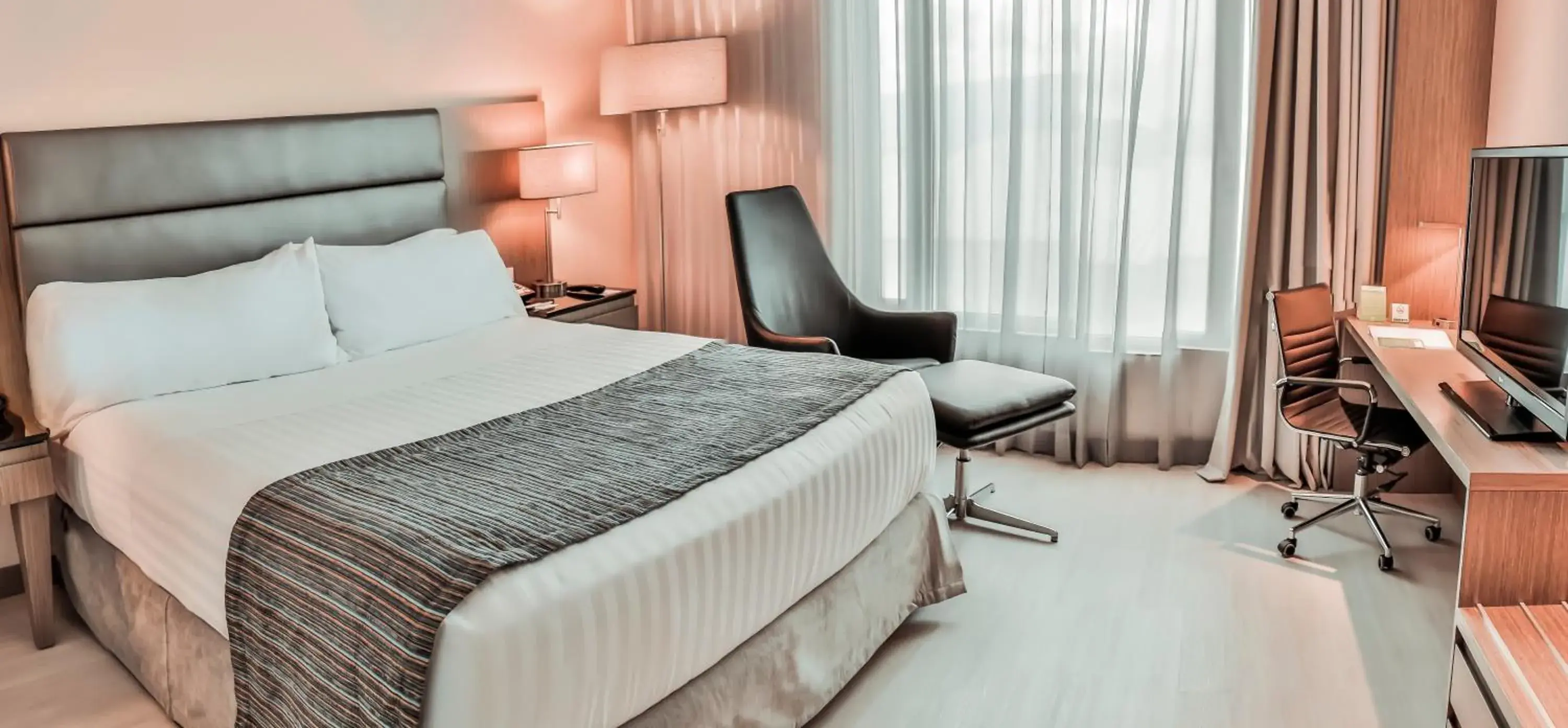 Standard King Room - High Floor in Holiday Inn Bucaramanga Cacique by IHG Standard King Room - High Floor in Holiday Inn Bucaramanga Cacique by IHG