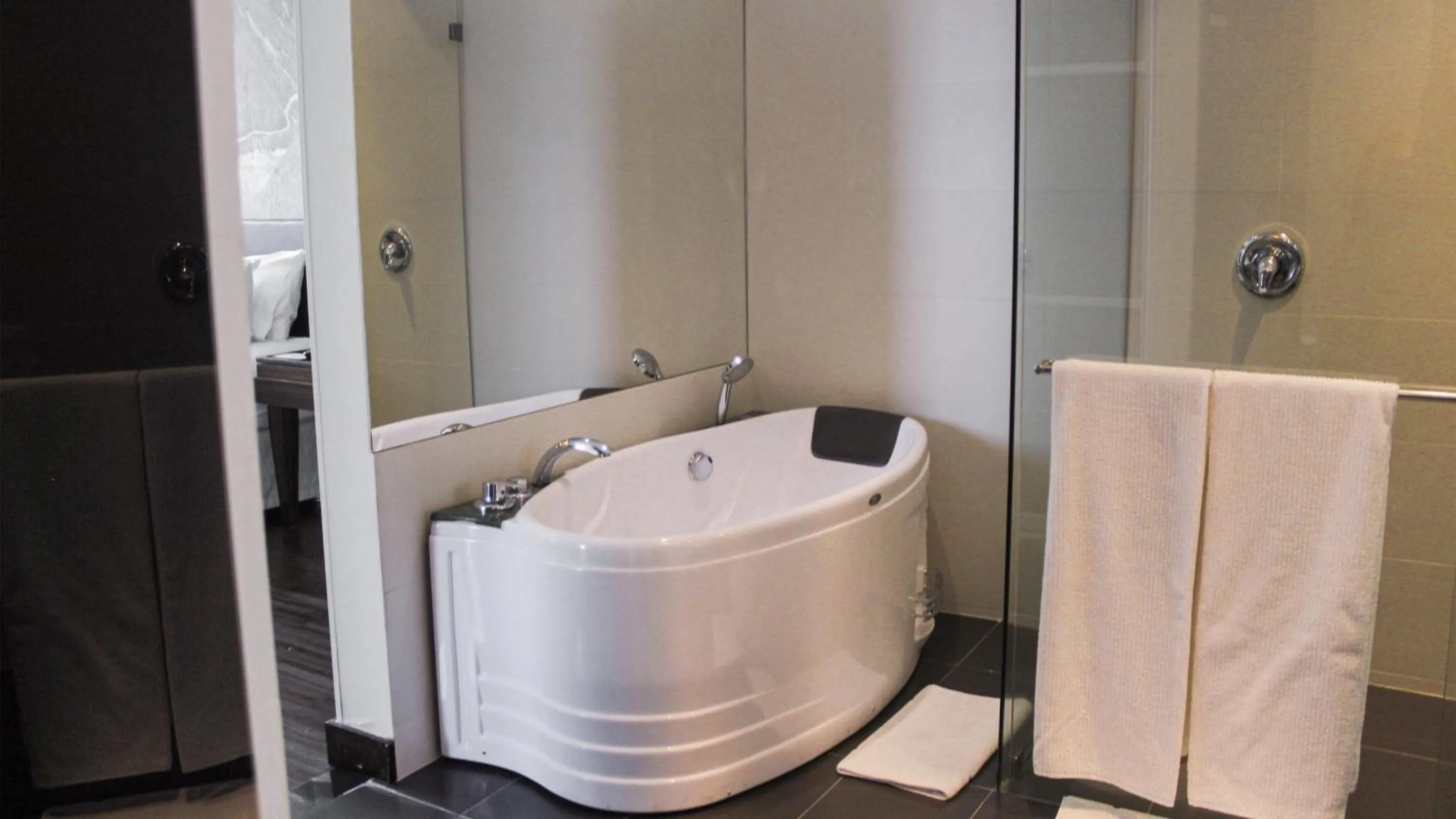 Photo of the whole room in Holiday Inn Bucaramanga Cacique by IHG