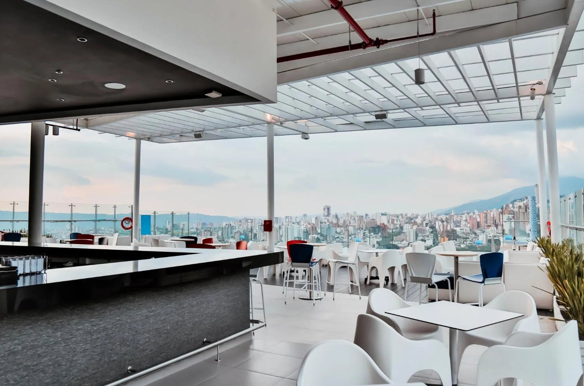Lounge or bar in Holiday Inn Bucaramanga Cacique by IHG
