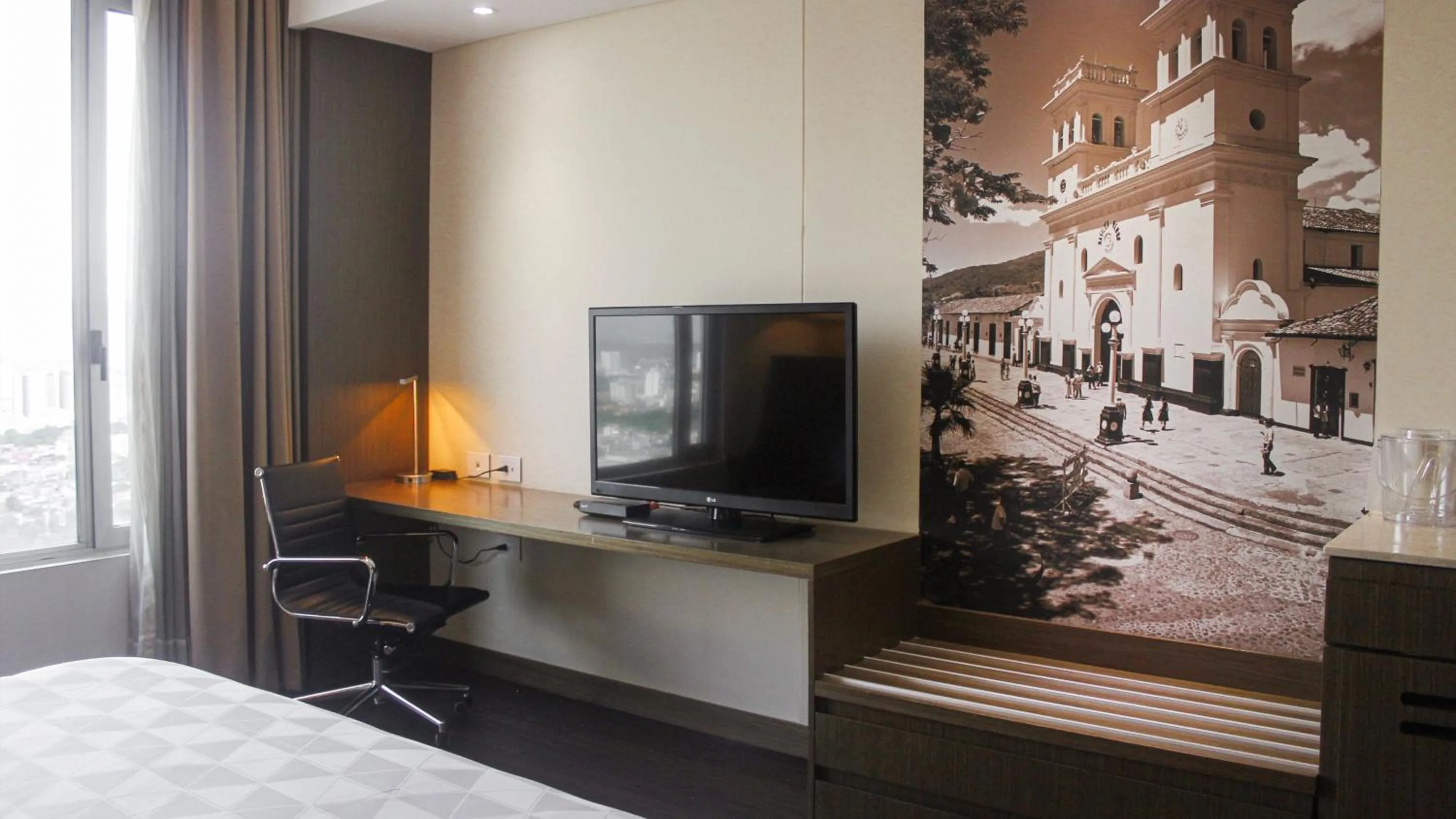 Photo of the whole room, Bed in Holiday Inn Bucaramanga Cacique by IHG