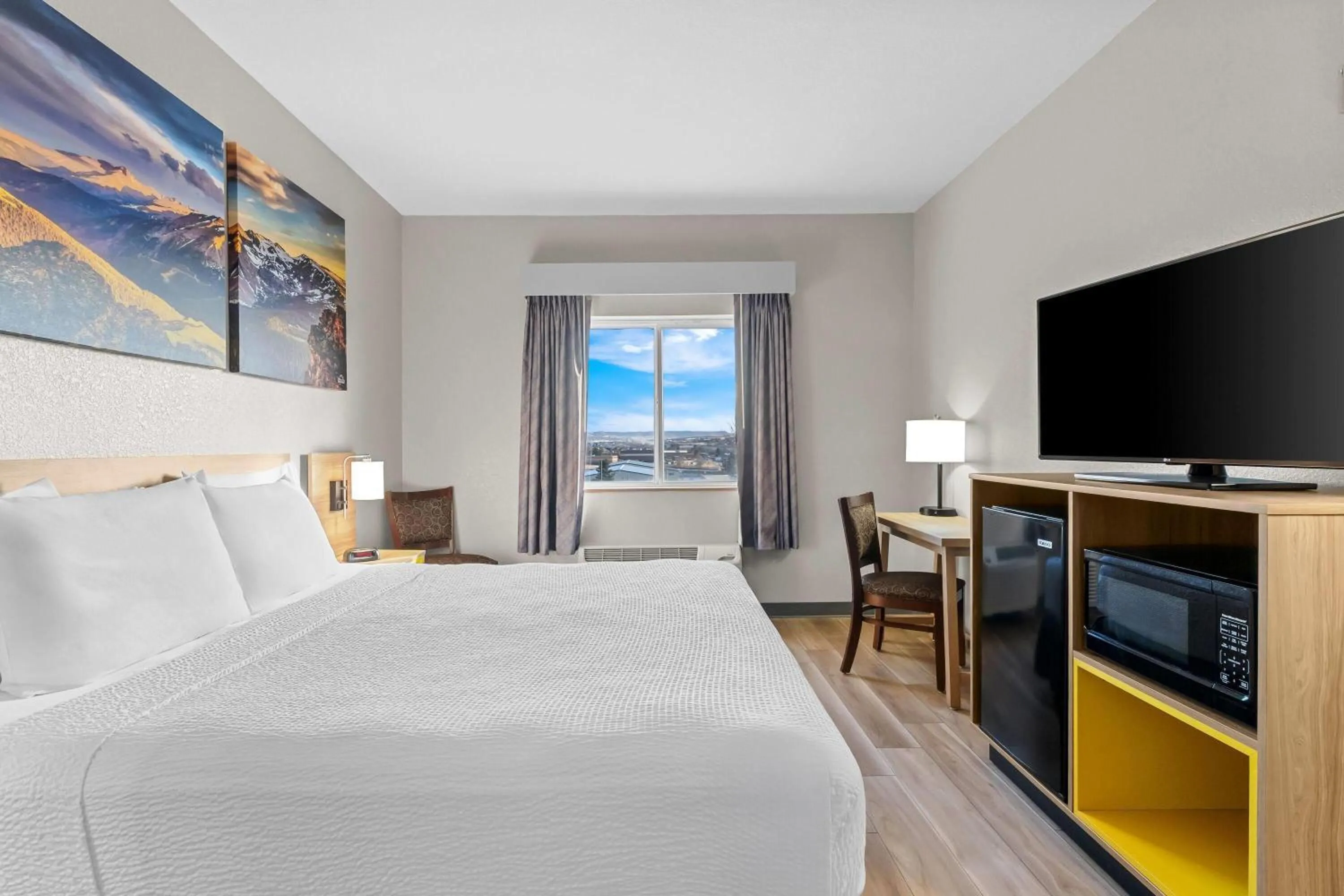 Bed in Days Inn & Suites by Wyndham Castle Rock