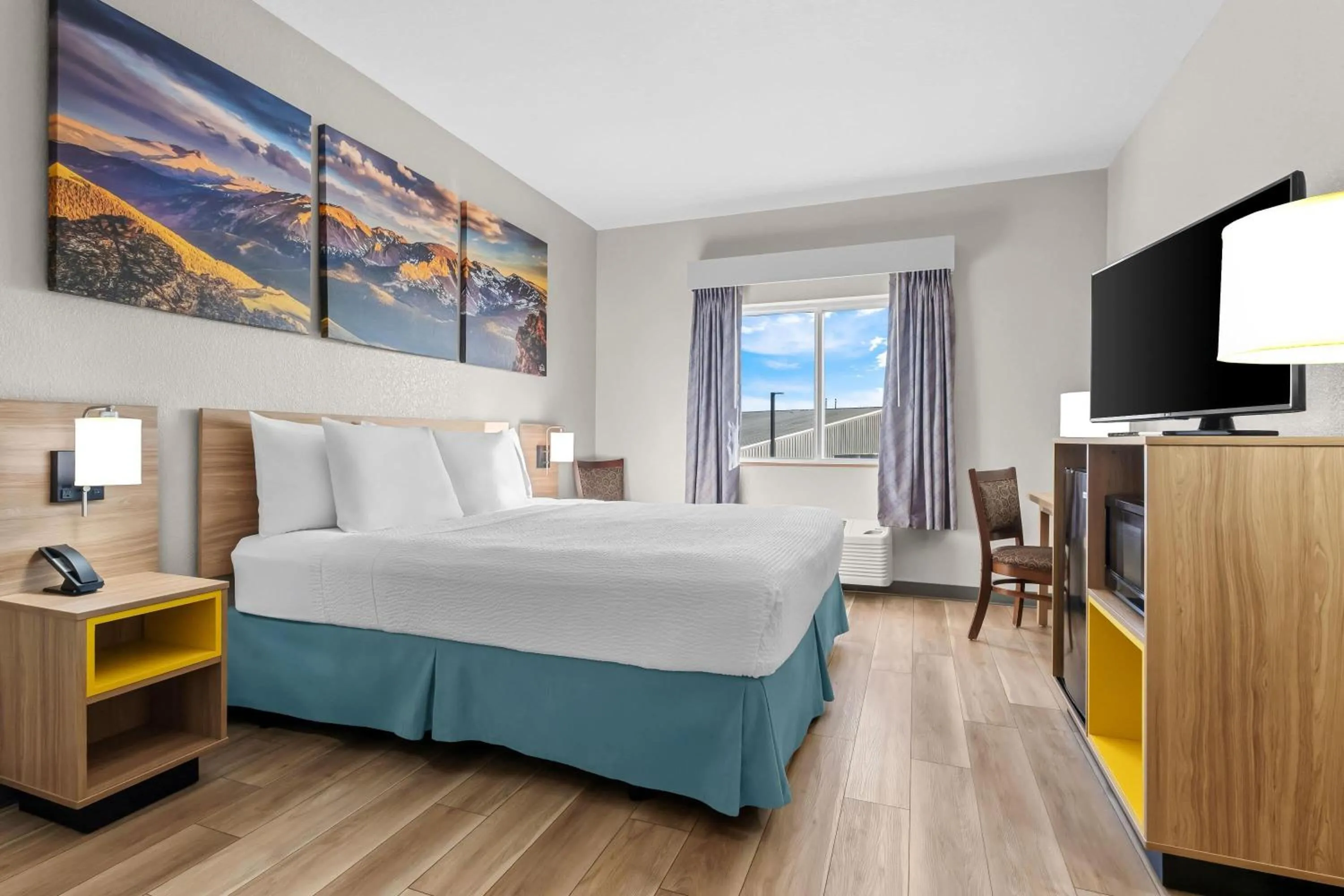 Bed in Days Inn & Suites by Wyndham Castle Rock