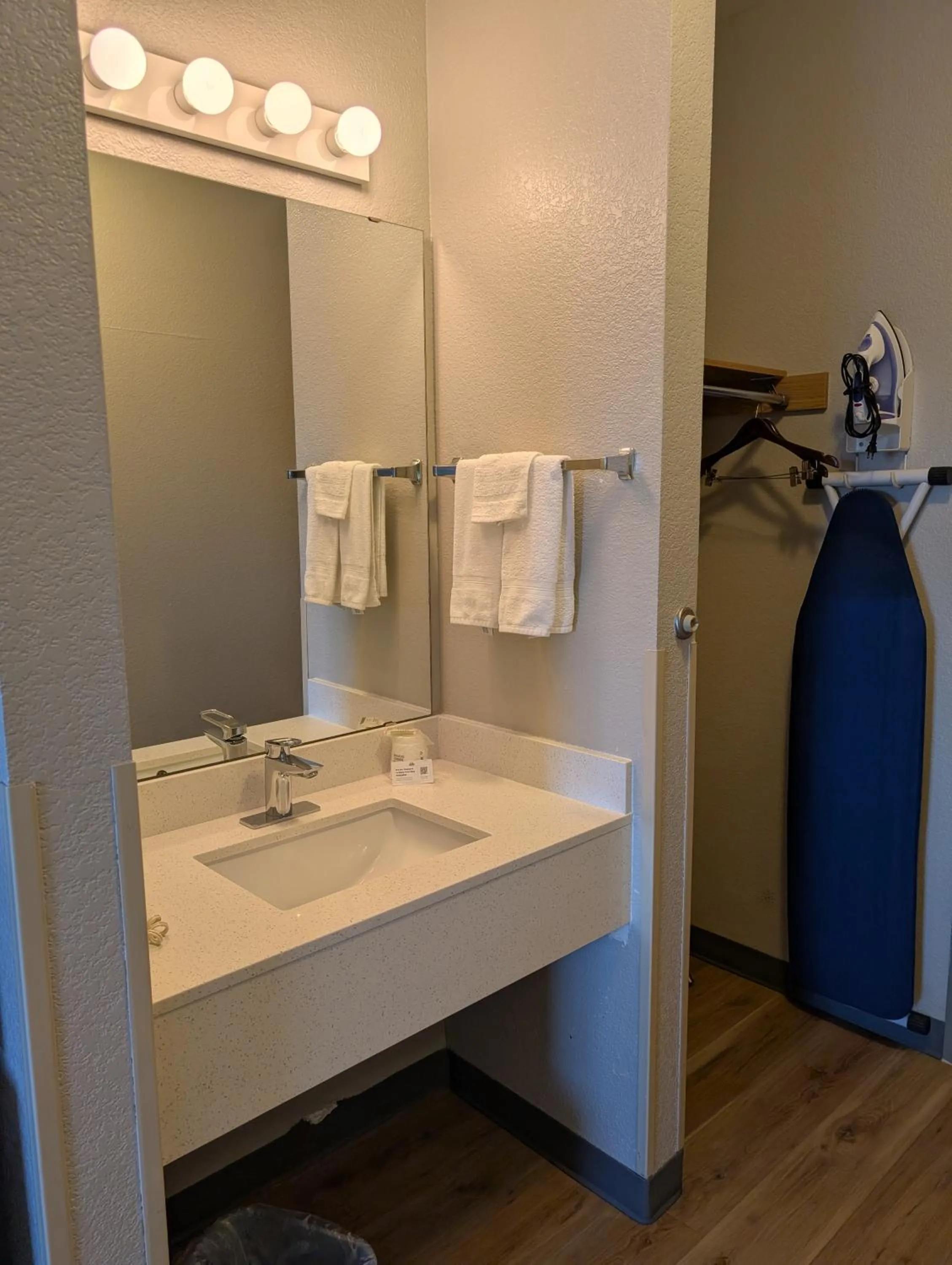 wardrobe in Days Inn & Suites by Wyndham Castle Rock