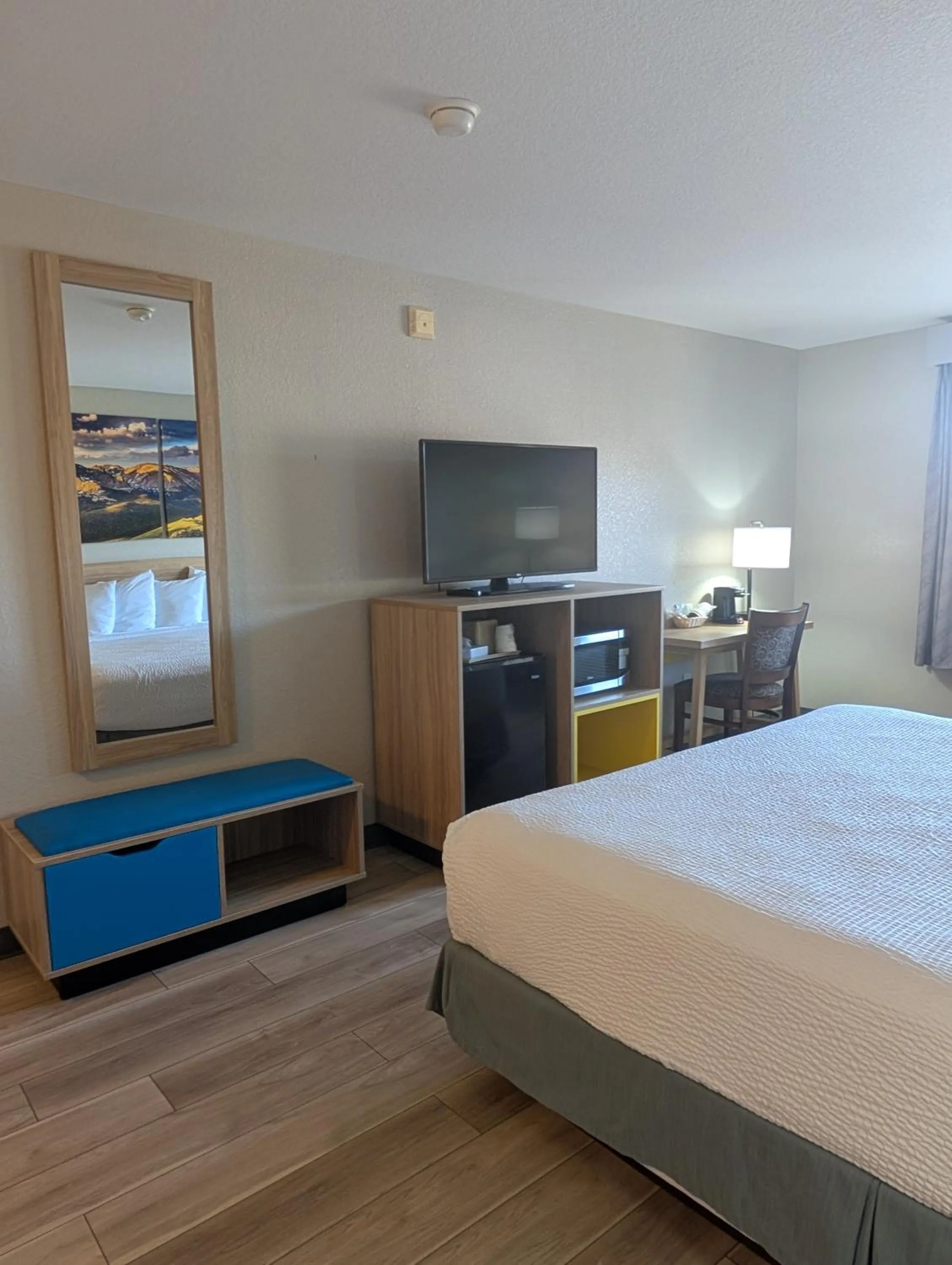 Bedroom, Bed in Days Inn & Suites by Wyndham Castle Rock