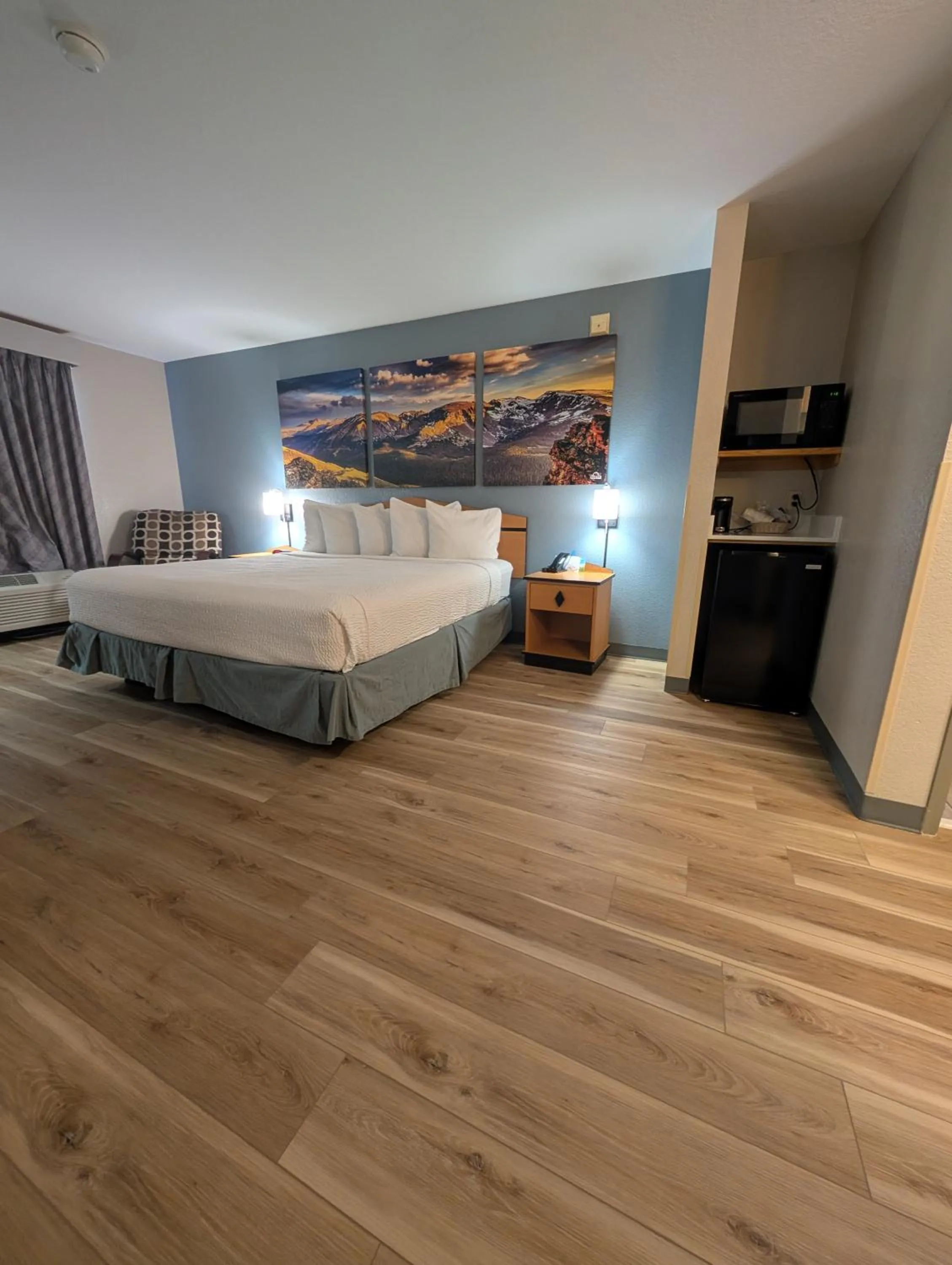 Deluxe Studio King Suite - Non-Smoking in Days Inn & Suites by Wyndham Castle Rock