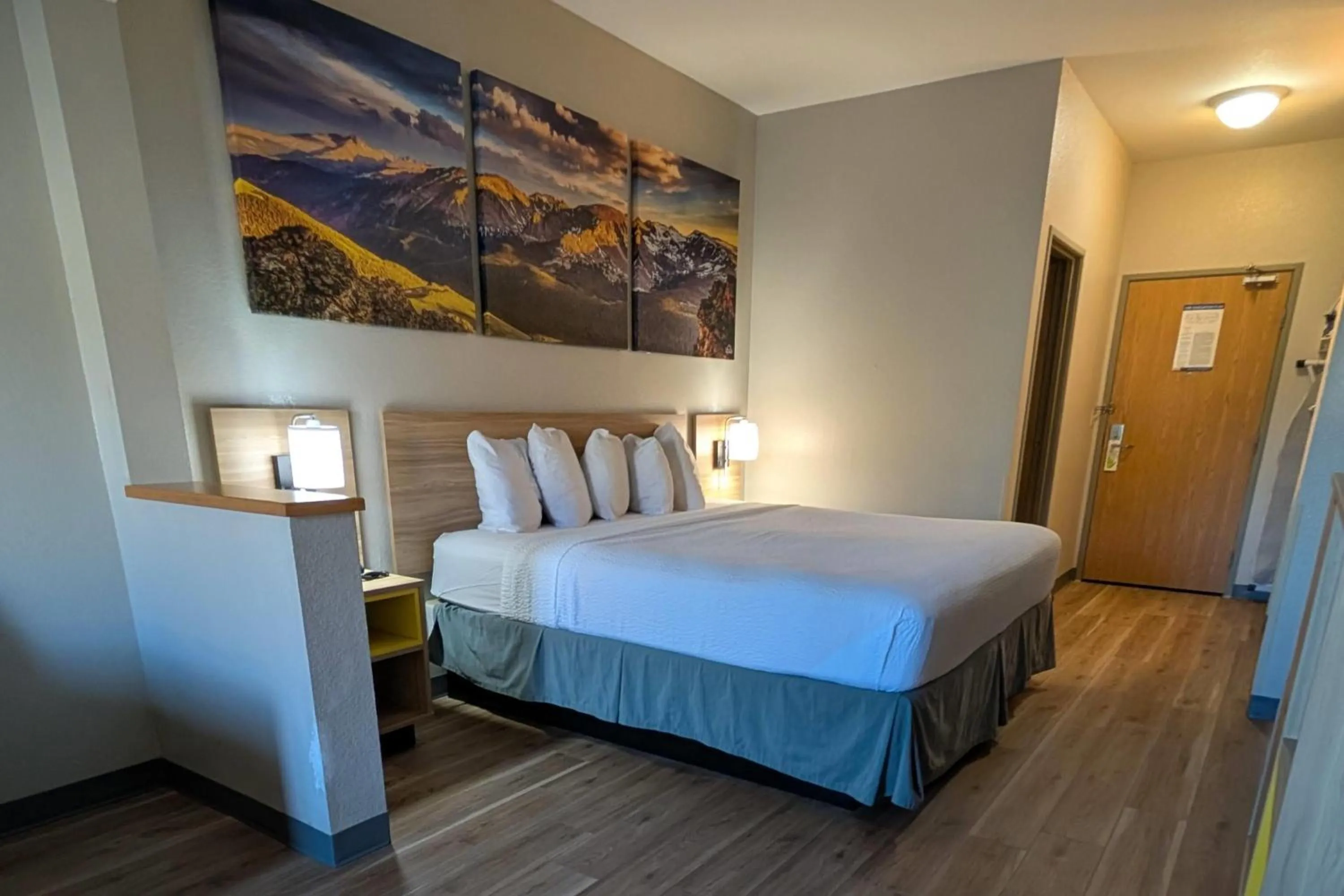 Photo of the whole room, Bed in Days Inn & Suites by Wyndham Castle Rock