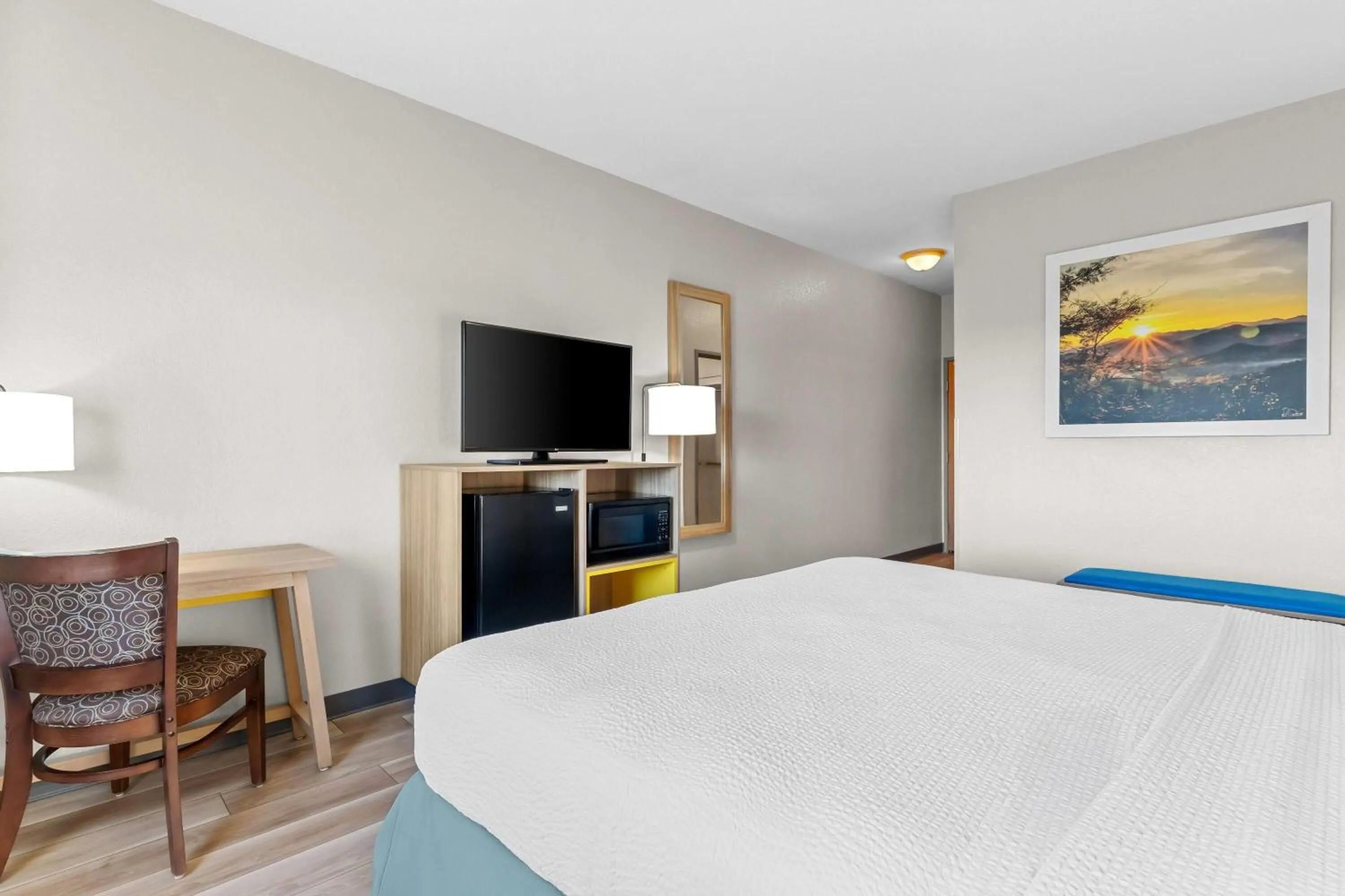 Bed in Days Inn & Suites by Wyndham Castle Rock