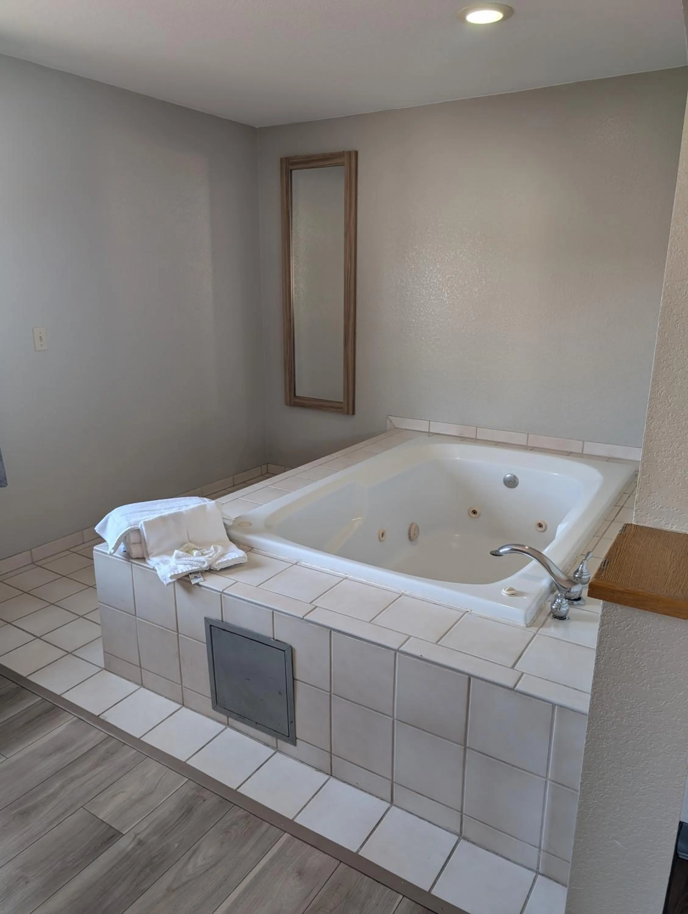 Bedroom in Days Inn & Suites by Wyndham Castle Rock