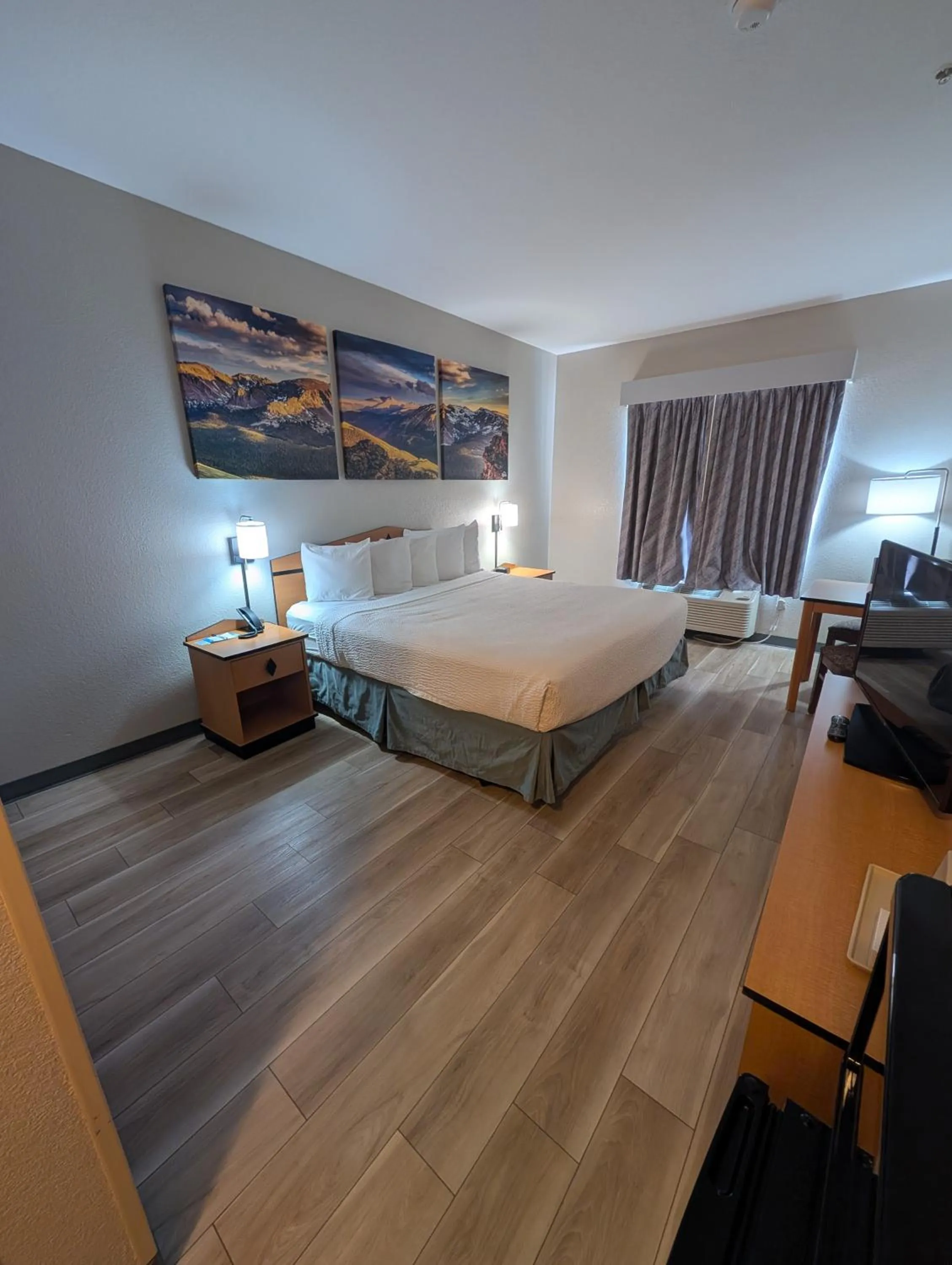 King Room - Accessible/Non-Smoking in Days Inn & Suites by Wyndham Castle Rock