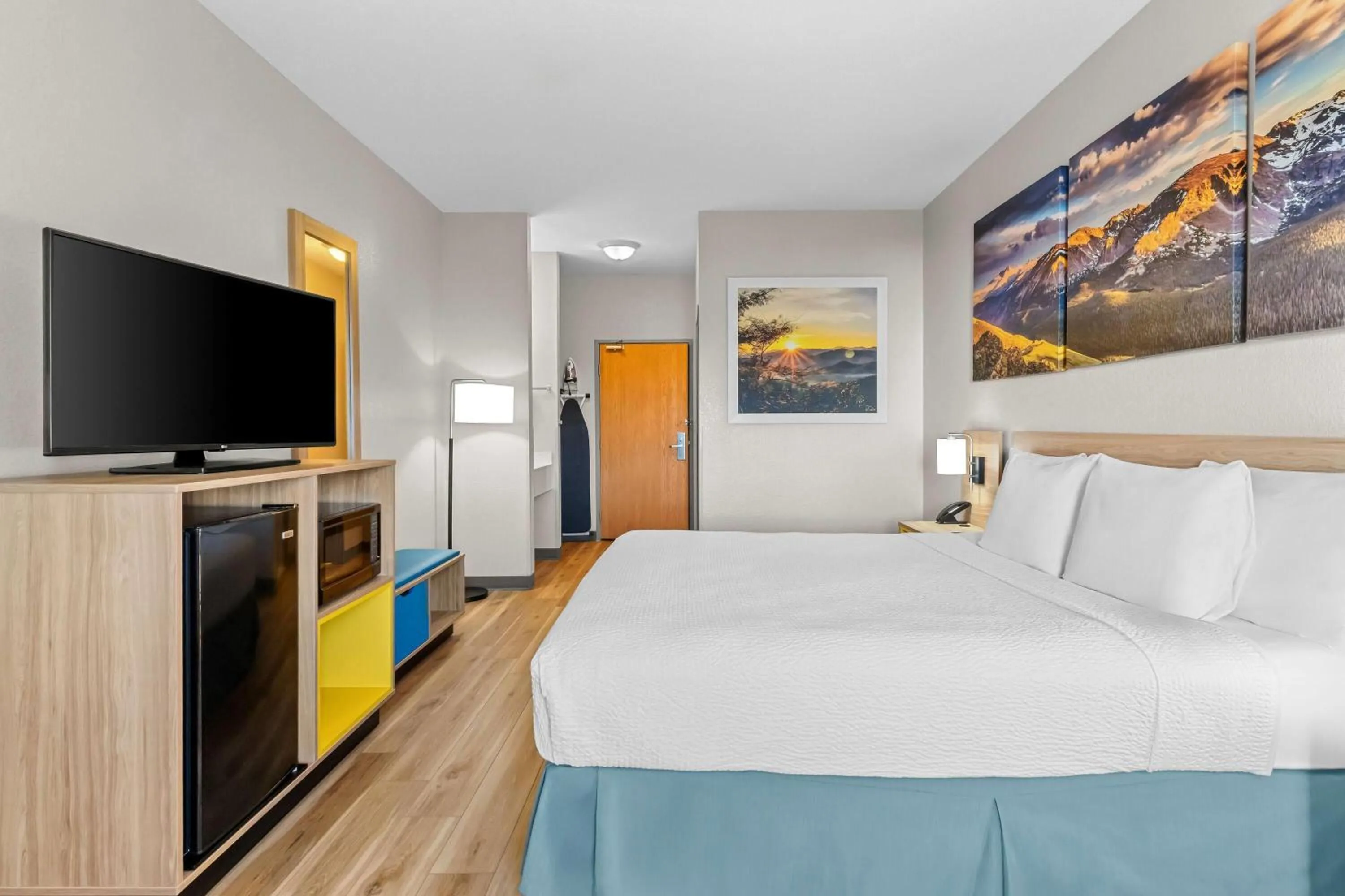 Bed in Days Inn & Suites by Wyndham Castle Rock