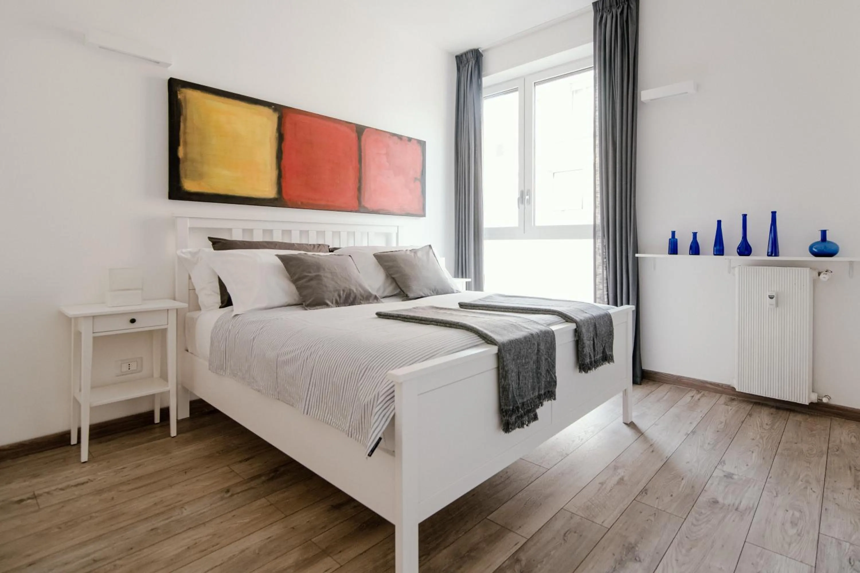 Bed in Mark's Gallery Apartment by MyHomeInComo