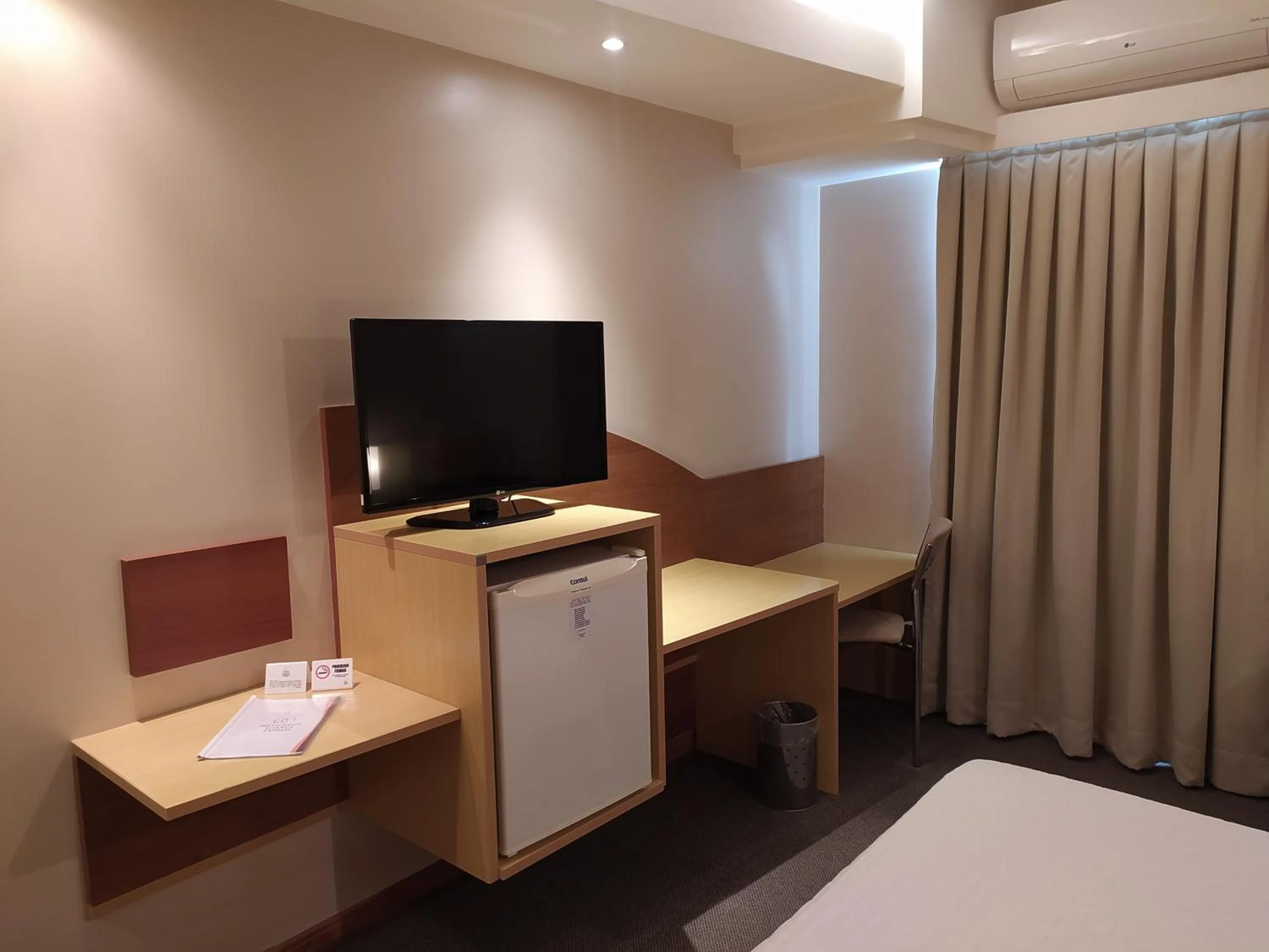 TV and multimedia, Bed in Hotel Aliança Express