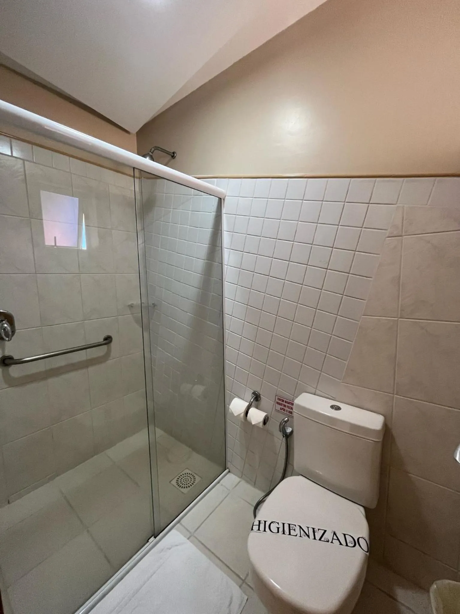 Shower in Hotel Aliança Express