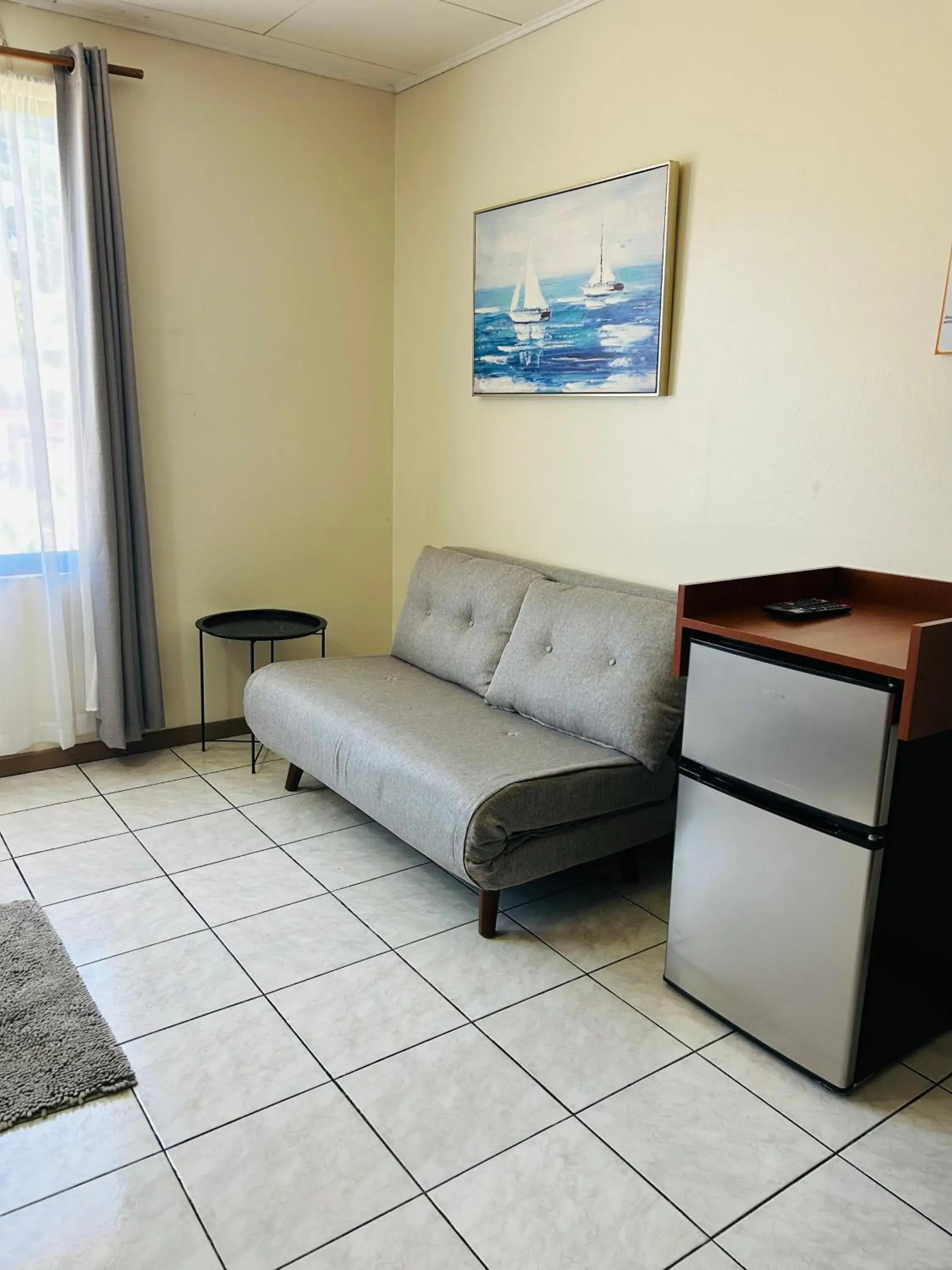 Triple Room with Private Bathroom in Hotel Laura's House Triple Room with Private Bathroom in Hotel Laura's House