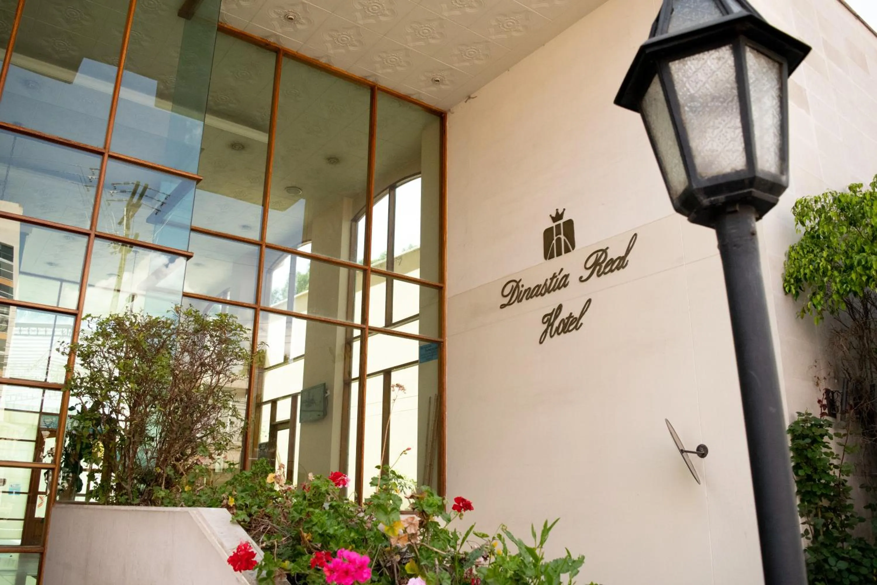 Property building in Hotel Dinastia Real