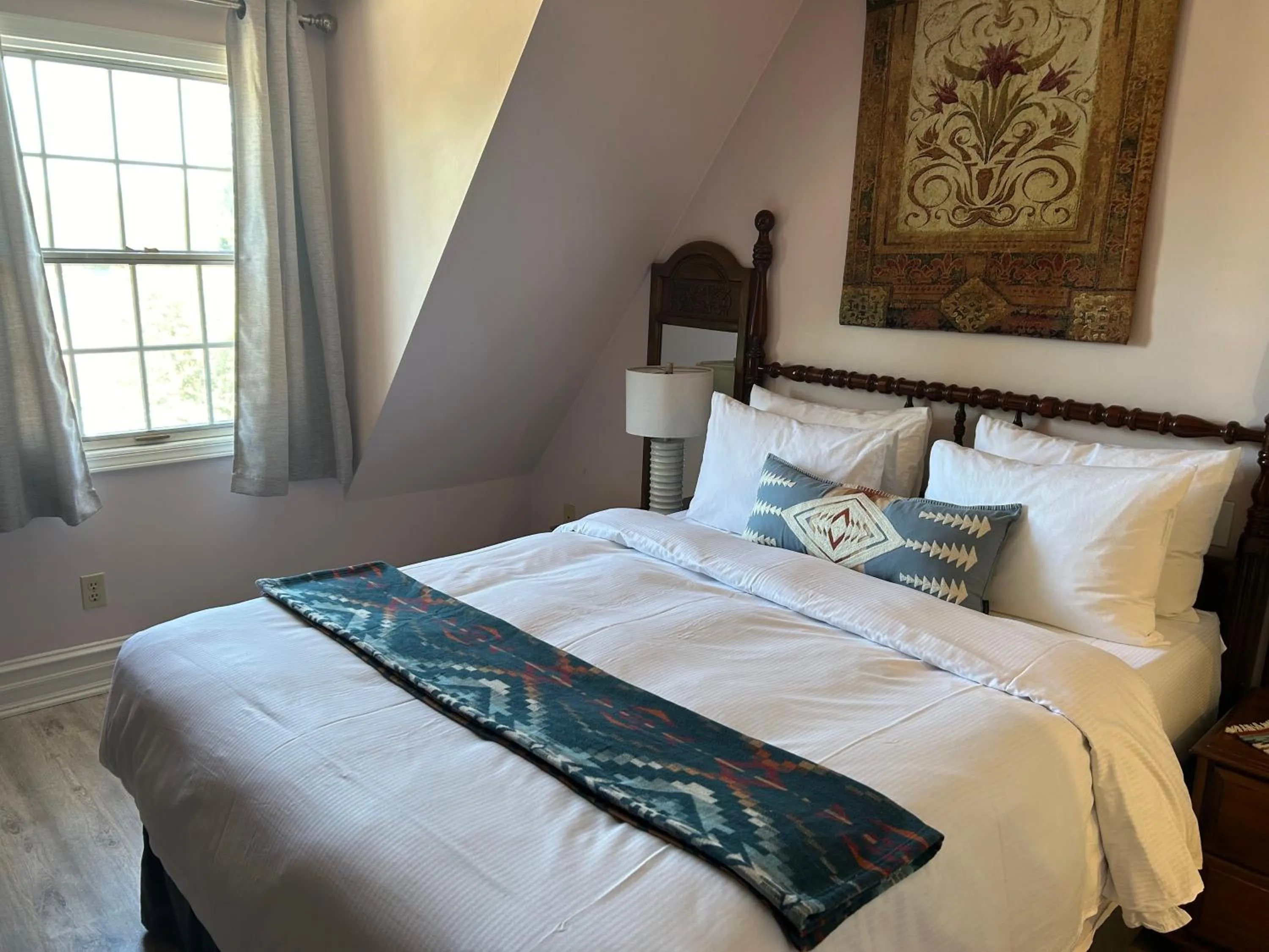 Bed in Arrowhead Lake Inn