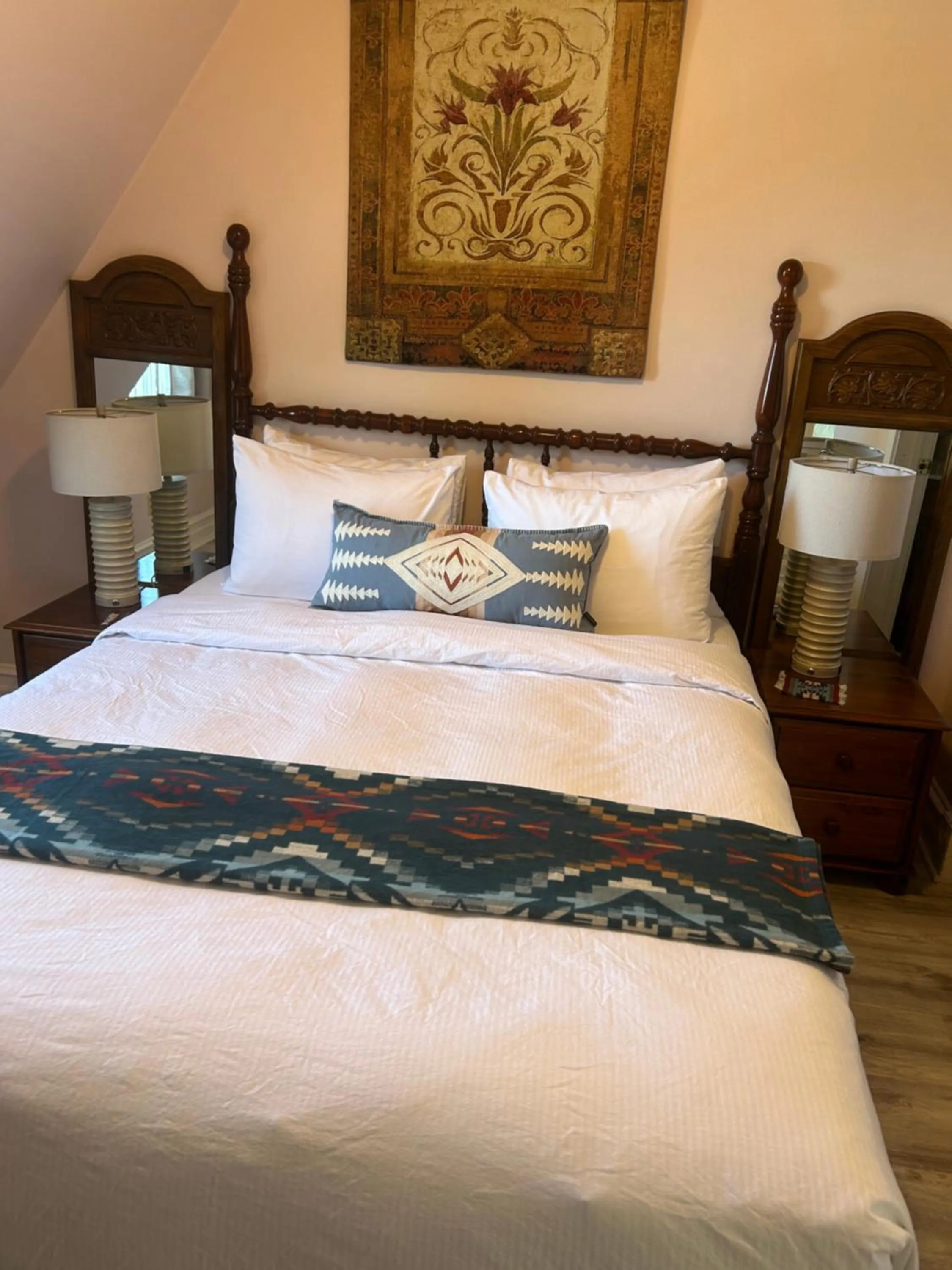 Bed in Arrowhead Lake Inn