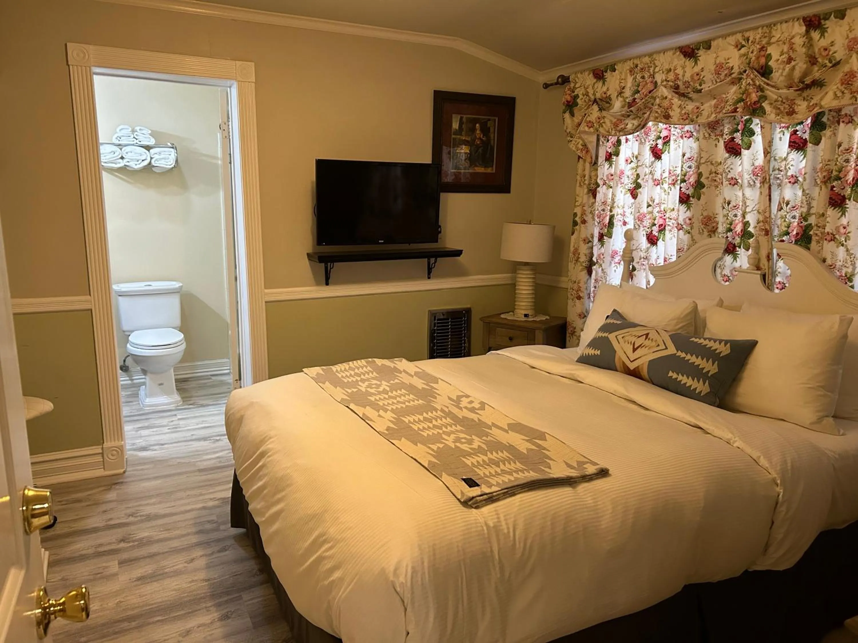 TV and multimedia, Bed in Arrowhead Lake Inn