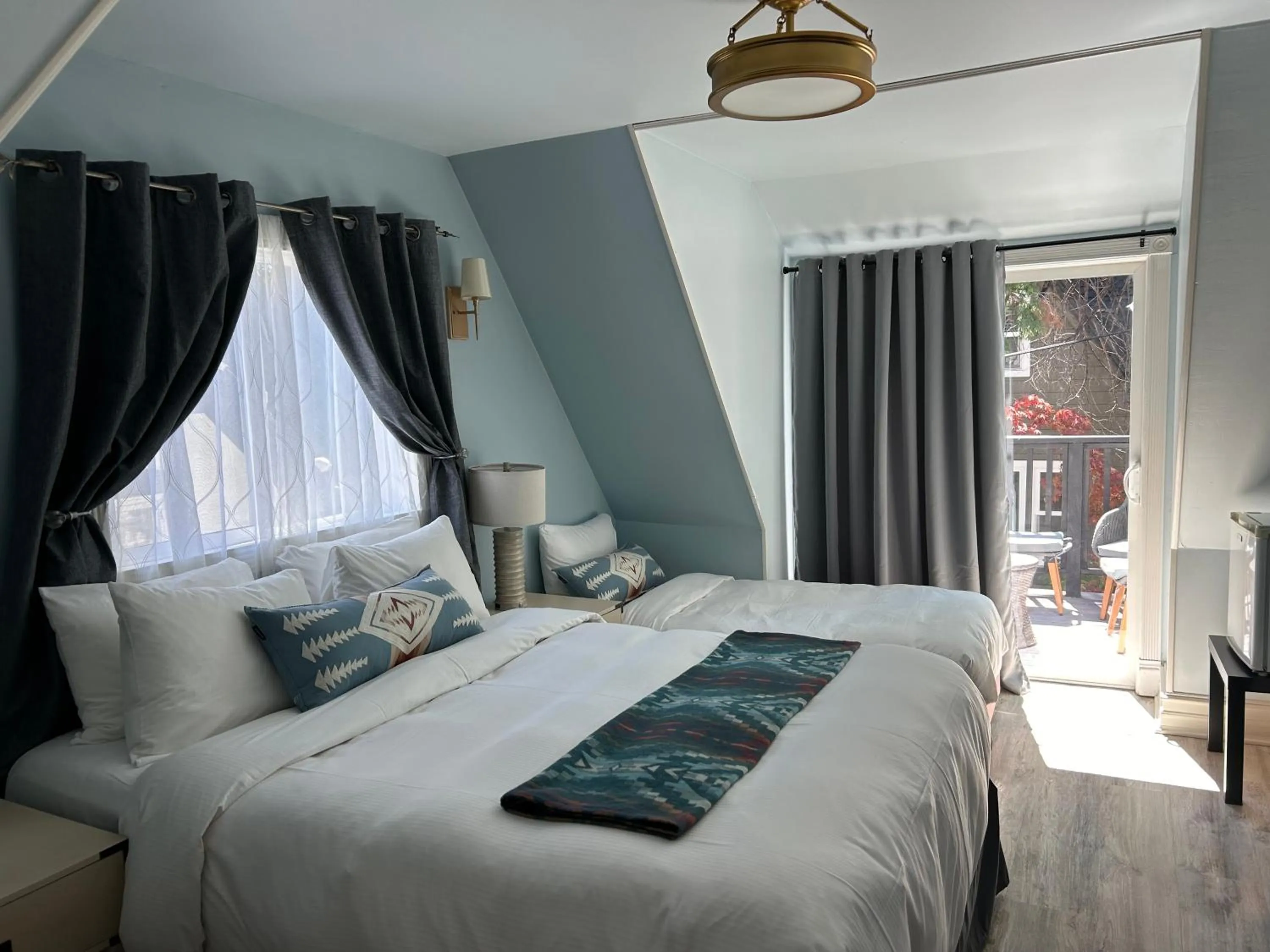 Bed in Arrowhead Lake Inn