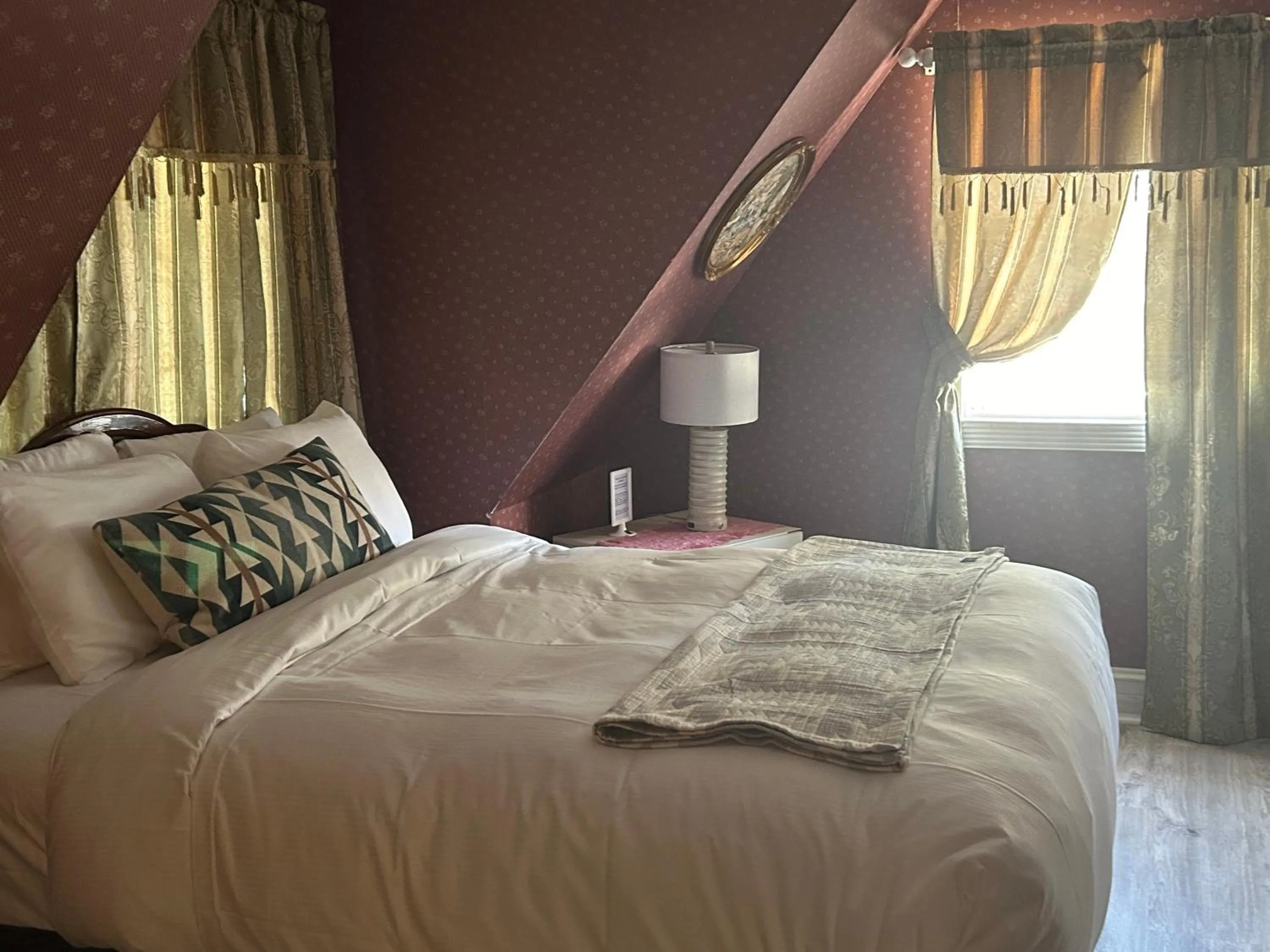 Bed in Arrowhead Lake Inn