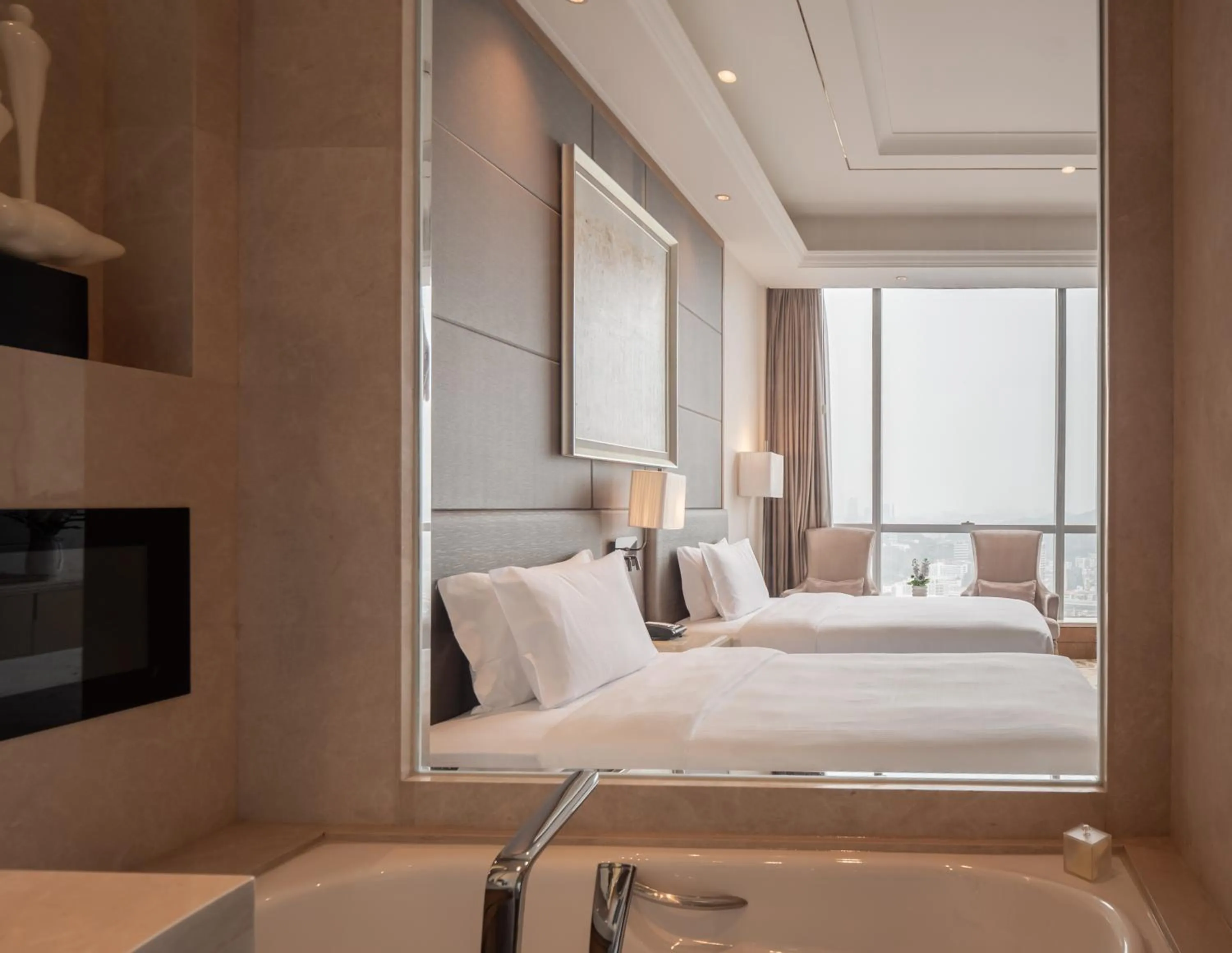 Bathroom, Bed in DoubleTree by Hilton Guangzhou - Near Beijing Road Pedestrian Street