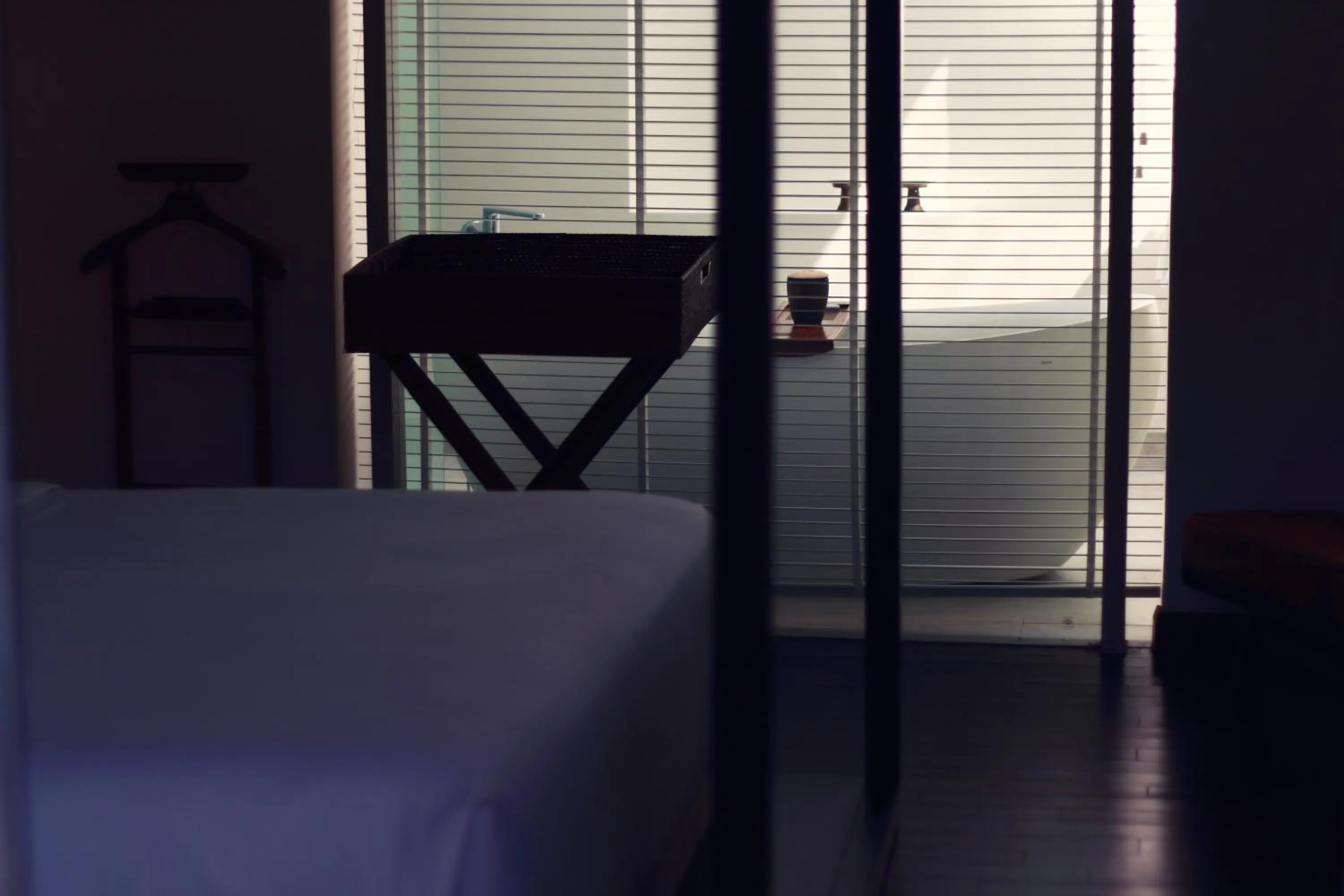 Bathroom, Bed in hu'u Villas