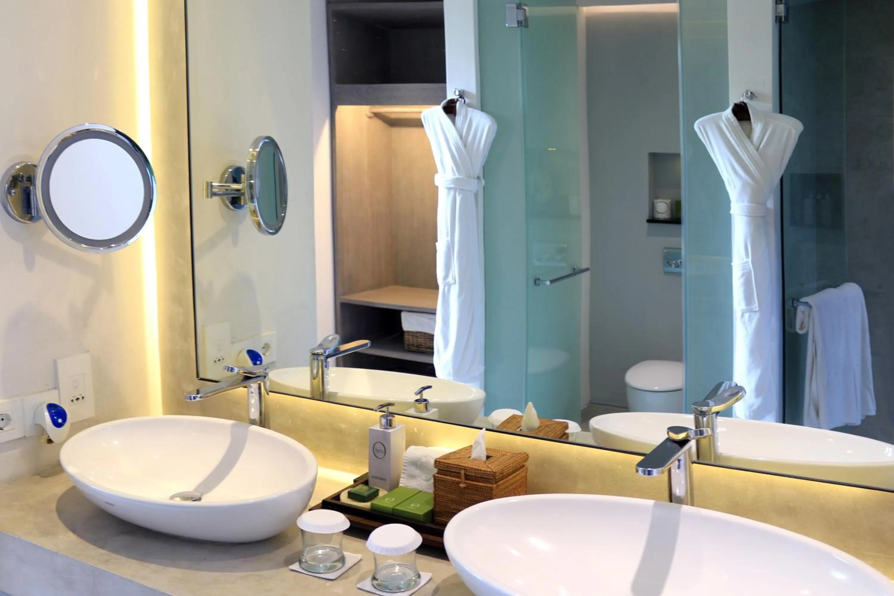 Shower in hu'u Villas