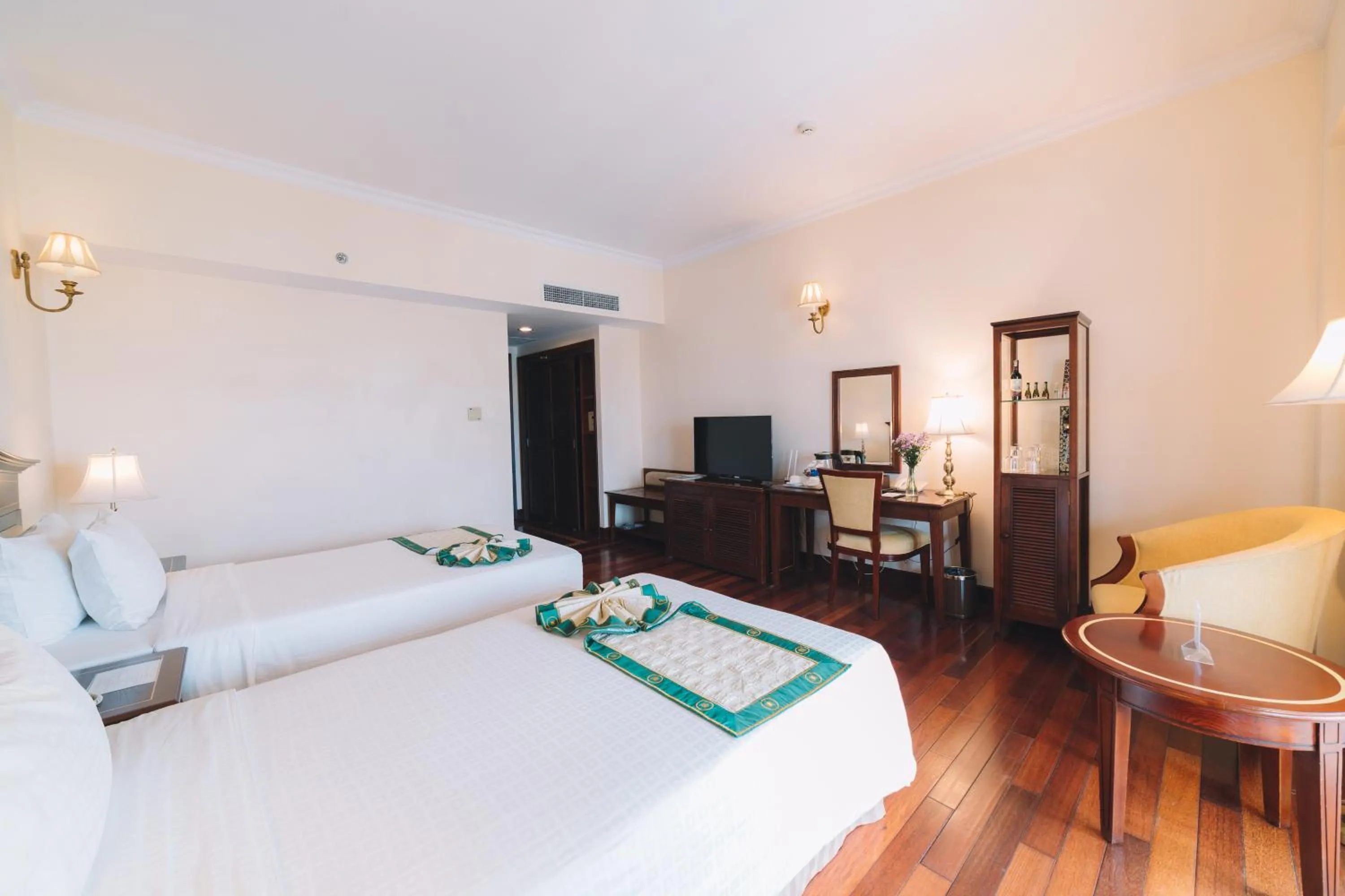 Communal lounge/ TV room, Bed in Saigon Dalat Hotel