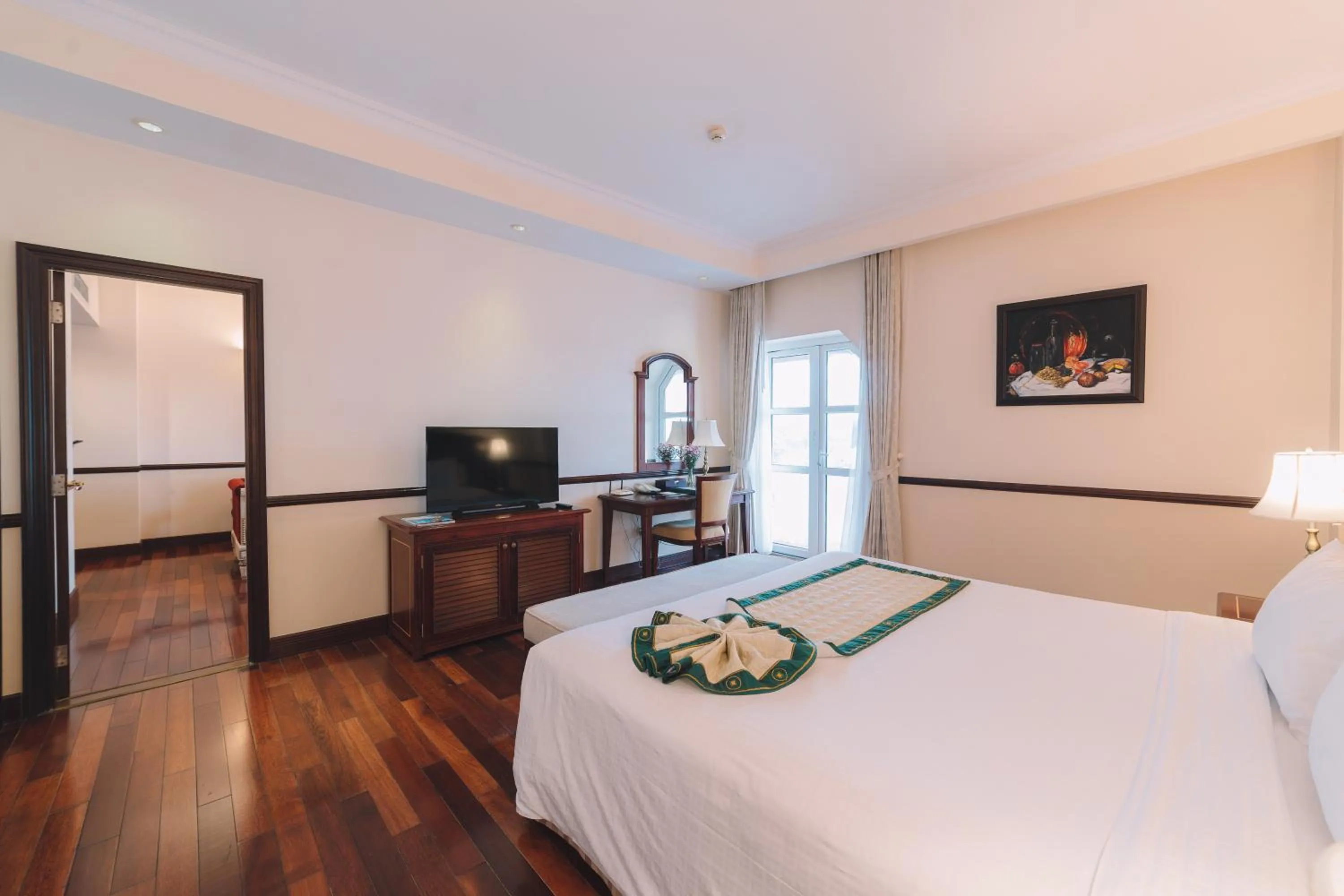 Photo of the whole room, Bed in Saigon Dalat Hotel