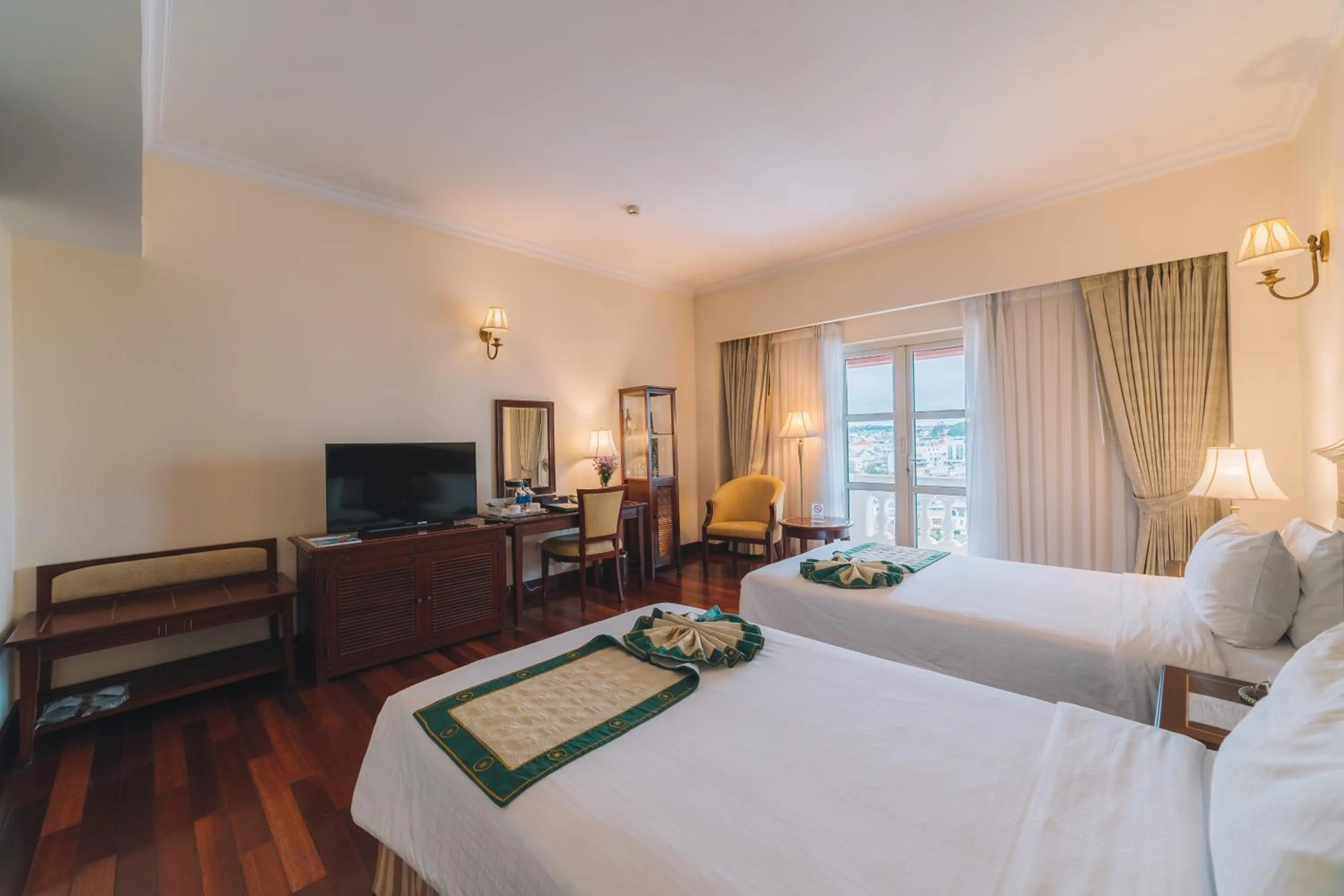 Communal lounge/ TV room, Bed in Saigon Dalat Hotel