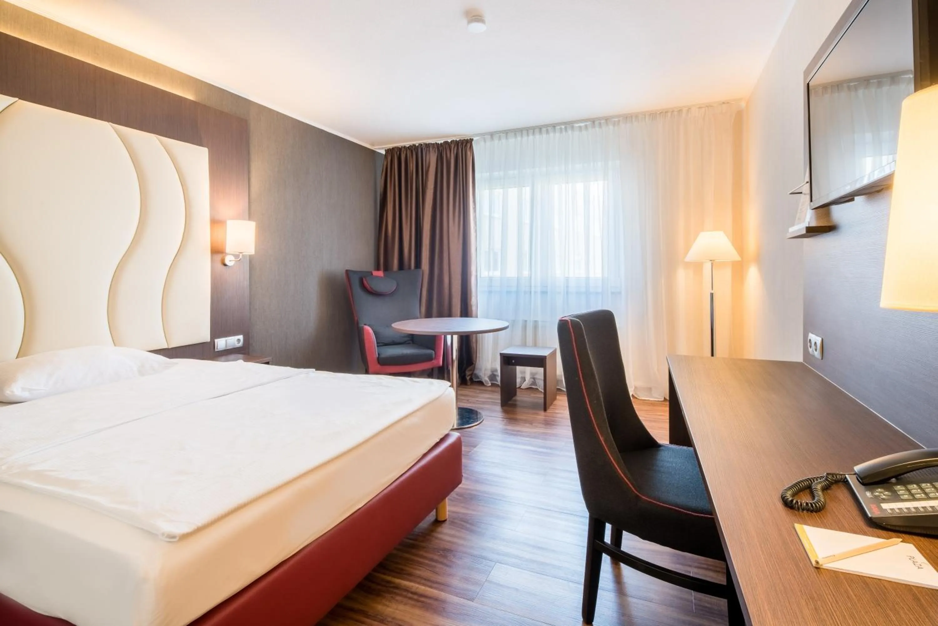 Photo of the whole room, Bed in Airways Hotels Frankfurt Airport West
