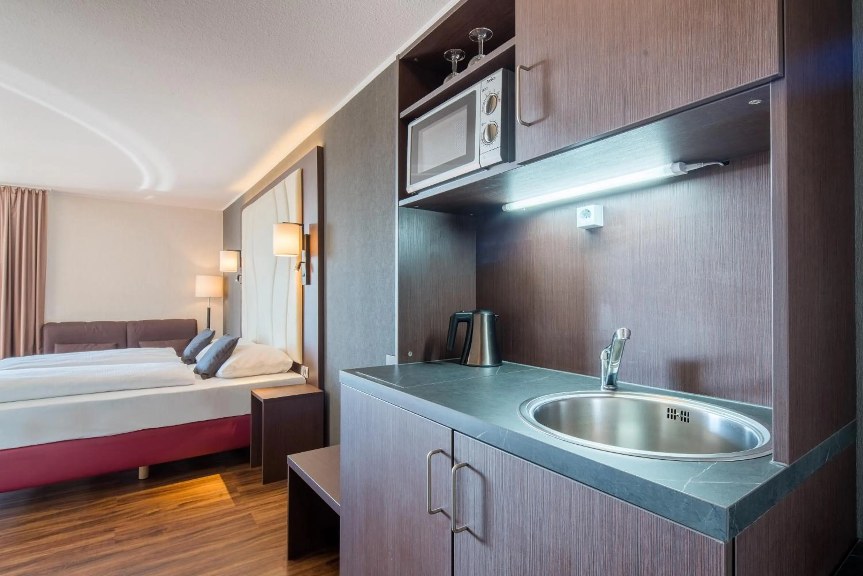 Kitchen or kitchenette, Bed in Airways Hotels Frankfurt Airport West