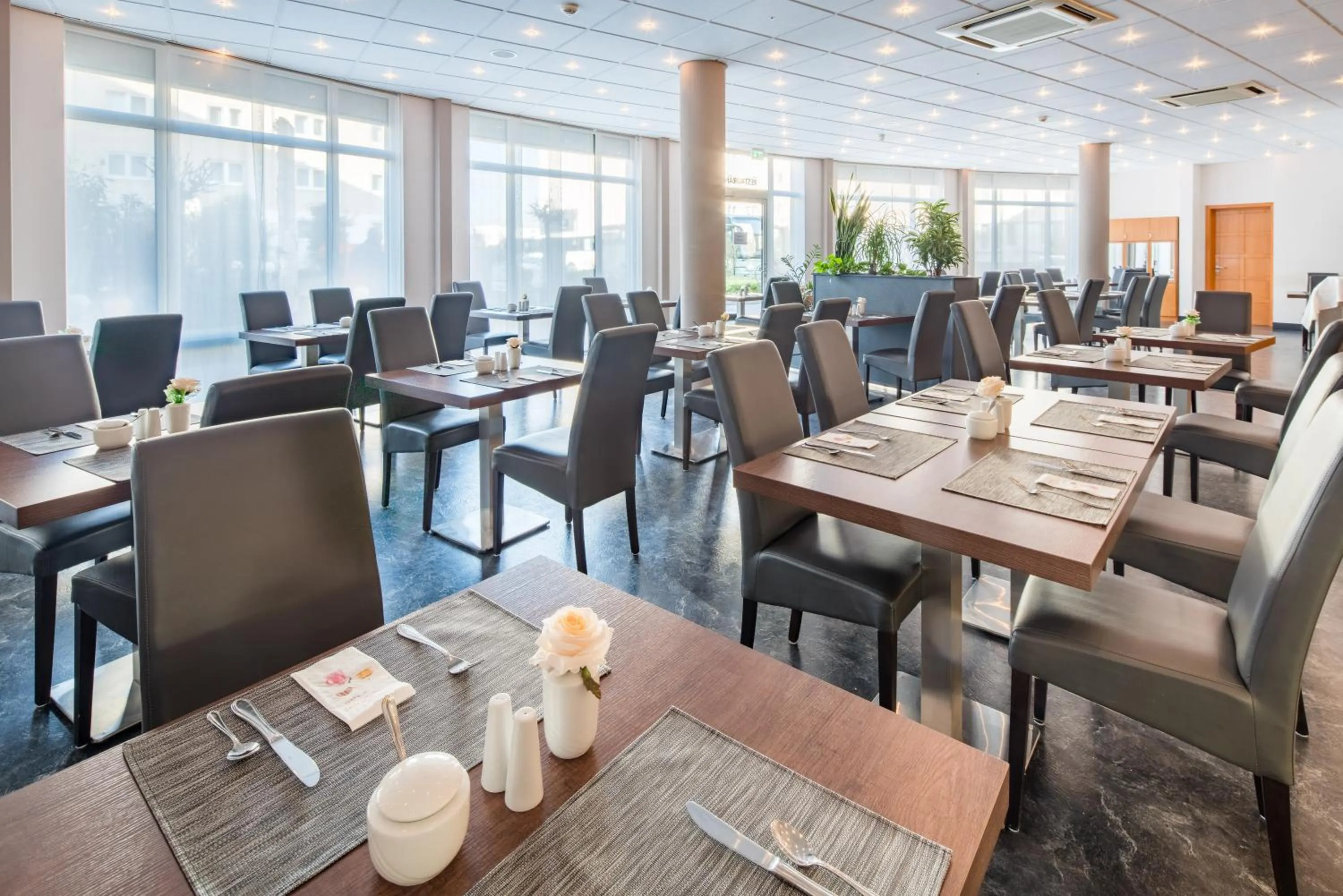 Restaurant/places to eat in Airways Hotels Frankfurt Airport West