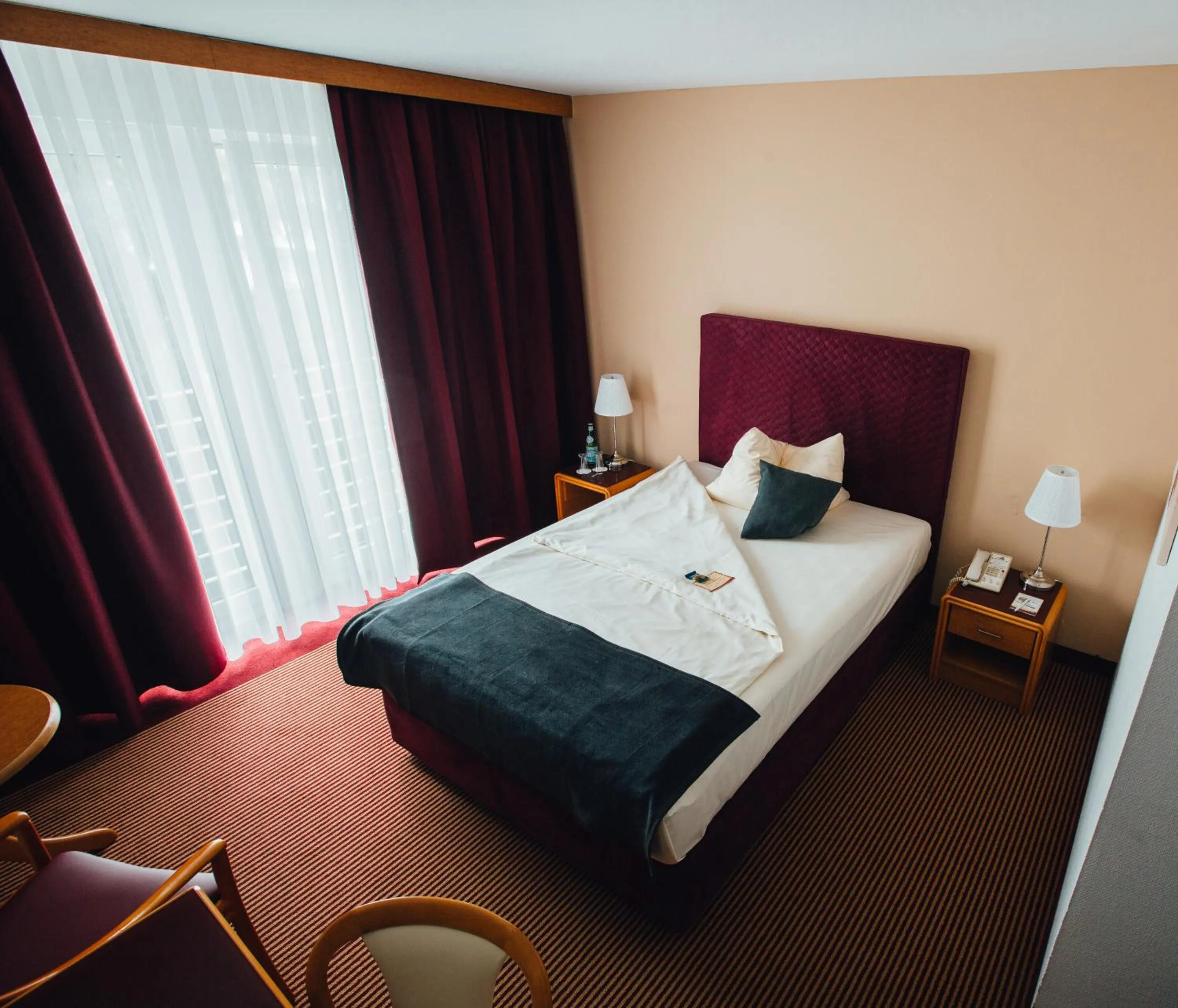 Coffee/tea facilities, Bed in HK Hotel Düsseldorf City